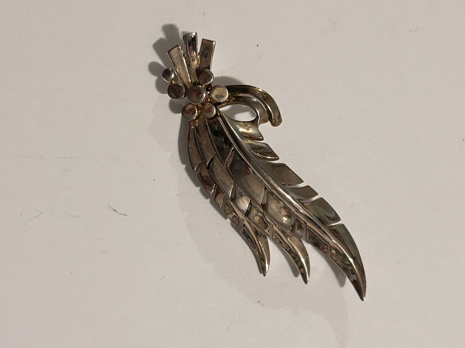 Vintage Signed Jomaz Brooch Gold Tone Leaf: Vintage Signed Jomaz Brooch Gold Tone Leaf Please view all photos as they are part of the description and condition of this Item, Feel free to contact me with questions or picture requests! Used Item