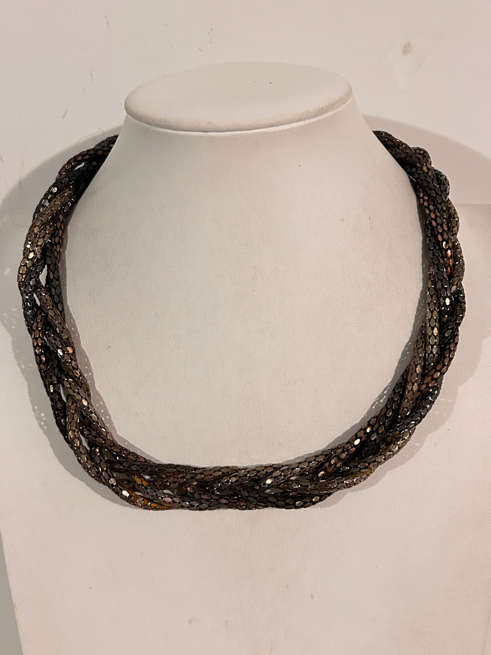 Vintage metal twist mesh Necklace Sz 19": Item comes exactly as shown Know what you are bidding on. Carefully refer to and examine all photos, ask questions, do research, etc., to determine (Authinticity) . before bidding in order to determin