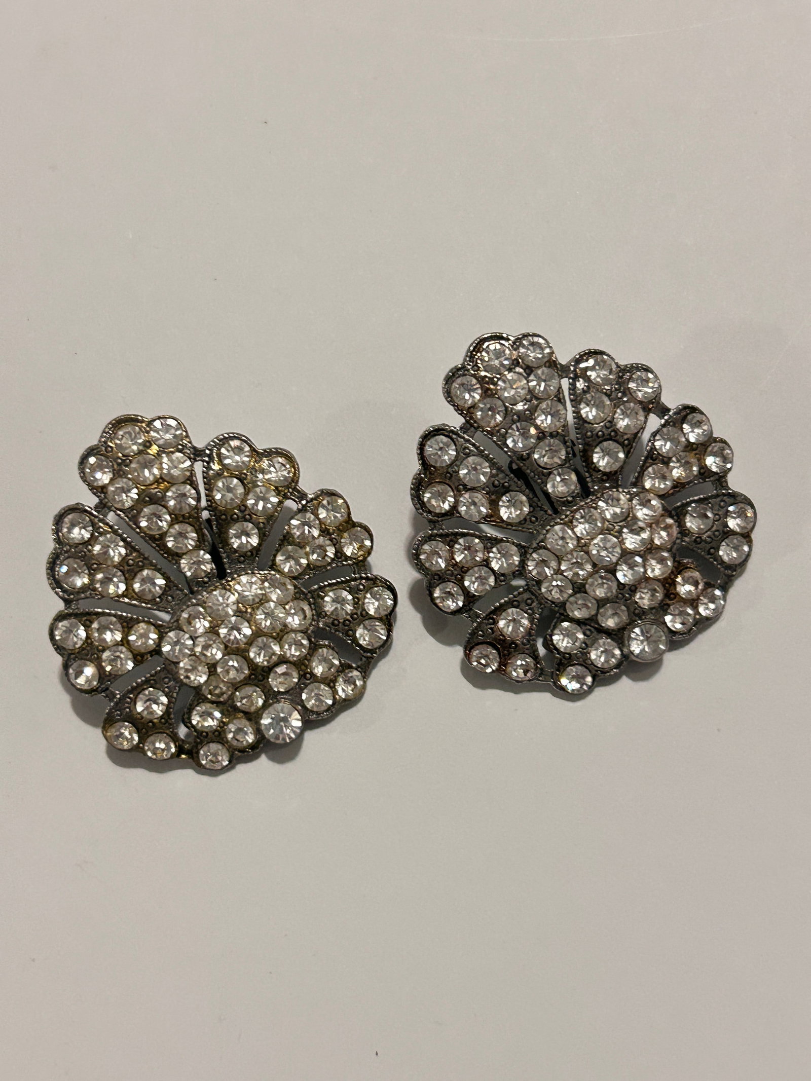 Vintage MM Rhinestone Fashion Earrings: Vintage MM Rhinestone Fashion Earrings Please view all photos as they are part of the description and condition of this Item, Feel free to contact me with questions or picture requests! Used Item AS I
