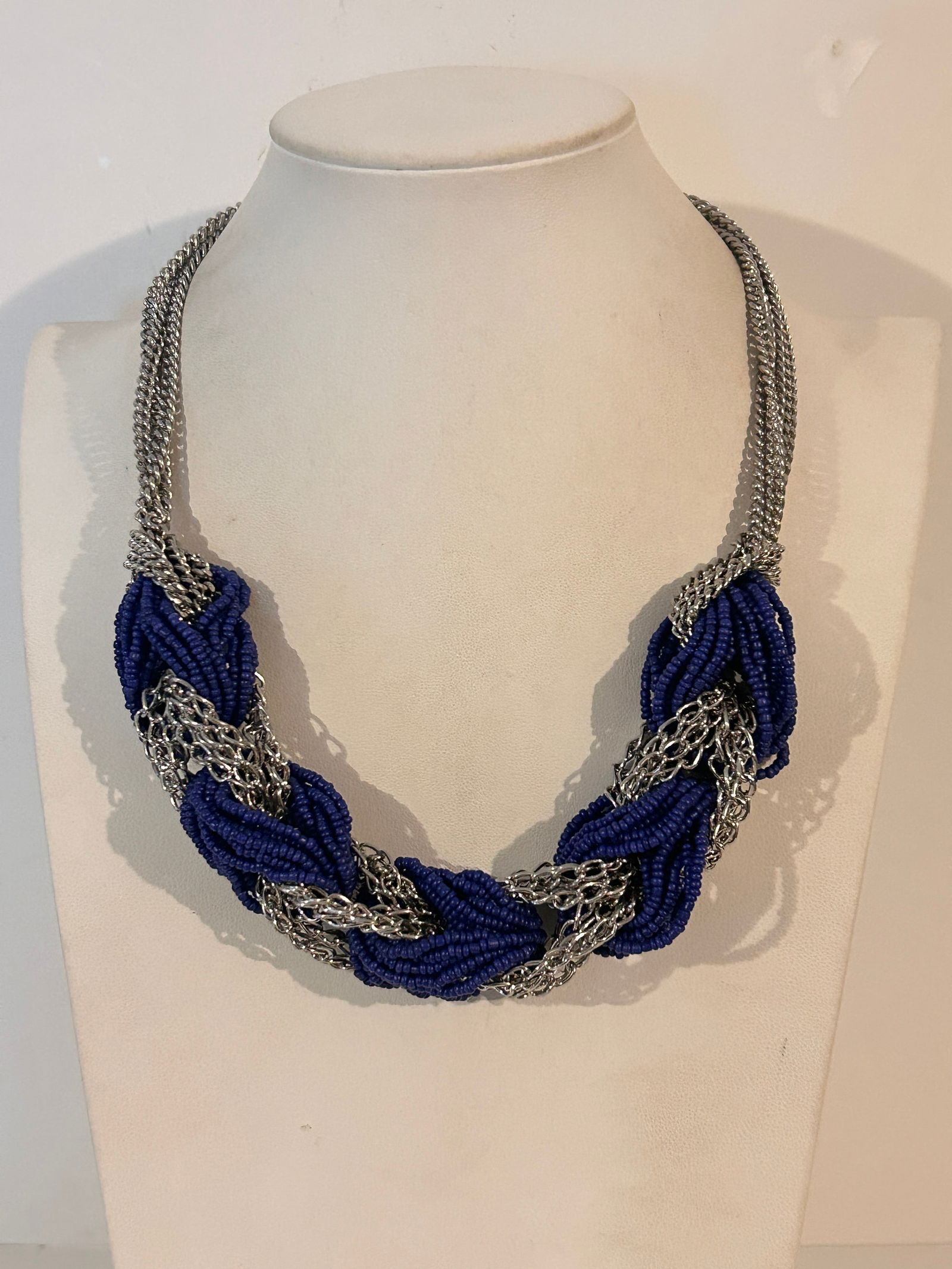 Vintage beaded twist Necklace 18": Vintage beaded twist Necklace 18" Please view all photos as they are part of the description and condition of this Item, Feel free to contact me with questions or picture requests! Used Item AS IS