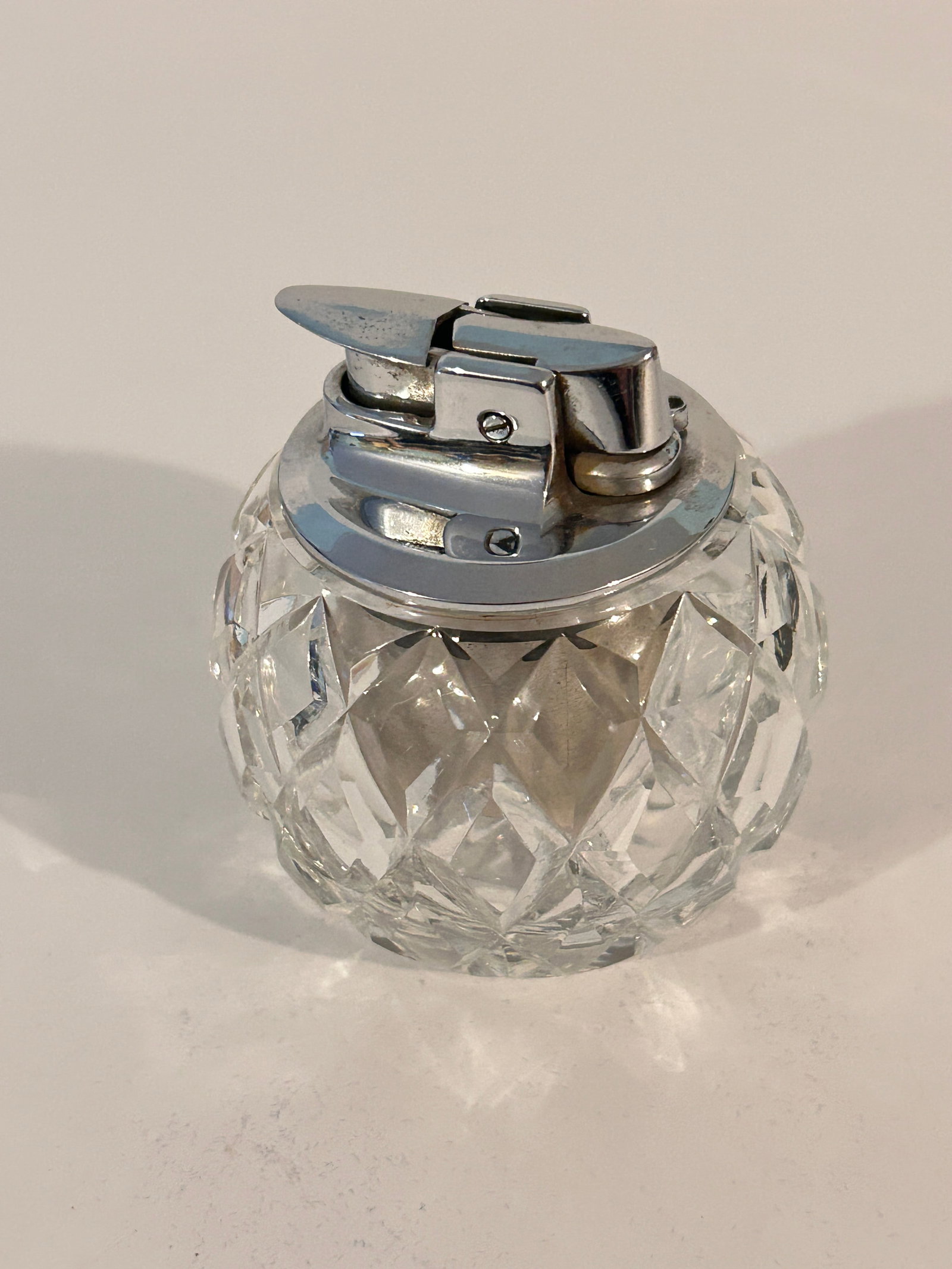 Vintage Ronson Crystal Lighter: Vintage Ronson Crystal Lighter Please view all photos as they are part of the description and condition of this Item, Feel free to contact me with questions or picture requests! Used Item AS IS