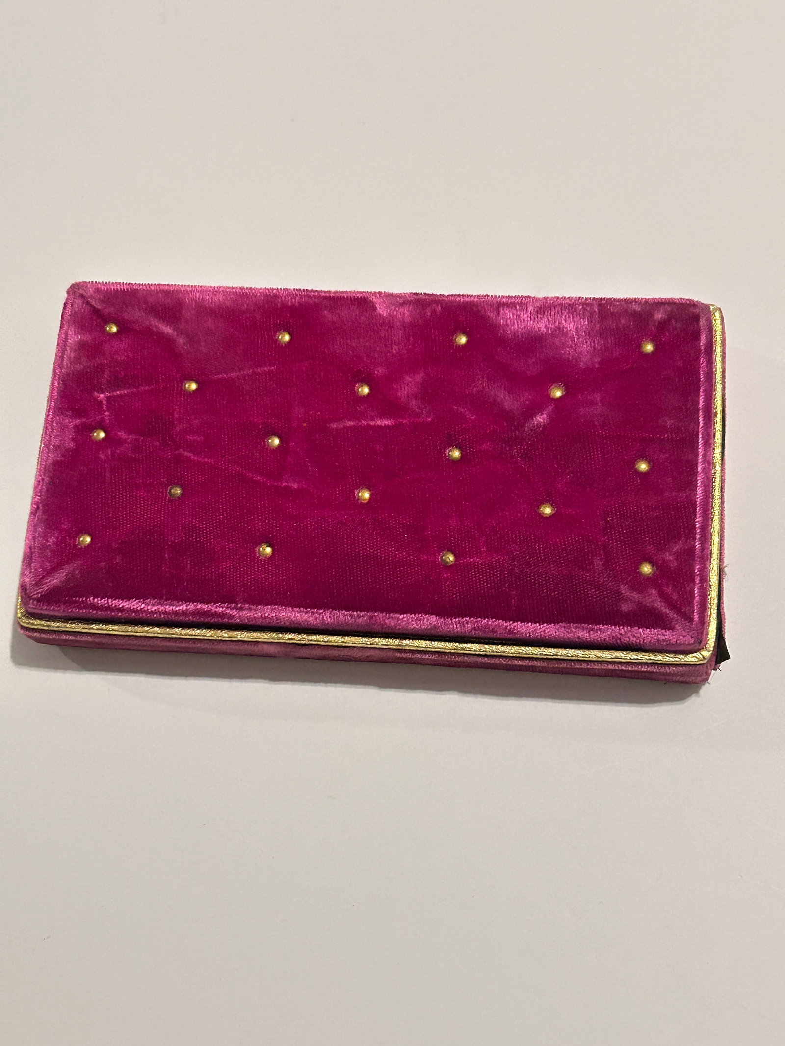 Vintage 1920s Velvet Box: Vintage 1920s Velvet Box Please view all photos as they are part of the description and condition of this Item, Feel free to contact me with questions or picture requests! Used Item AS IS
