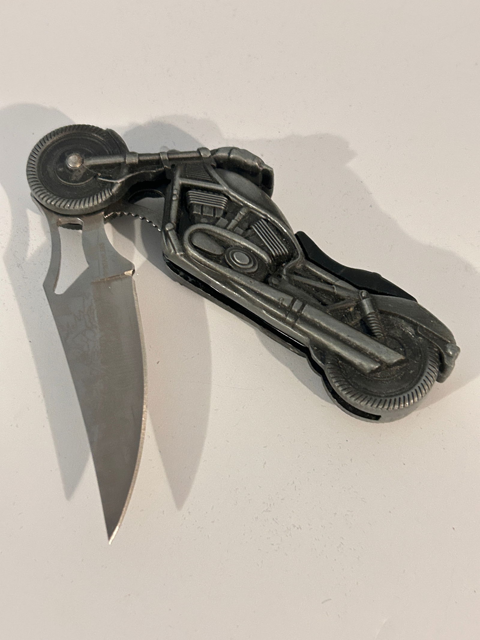 Vintage Motor Cycle Knife: Vintage Motor Cycle Knife Please view all photos as they are part of the description and condition of this Item, Feel free to contact me with questions or picture requests! Used Item AS IS