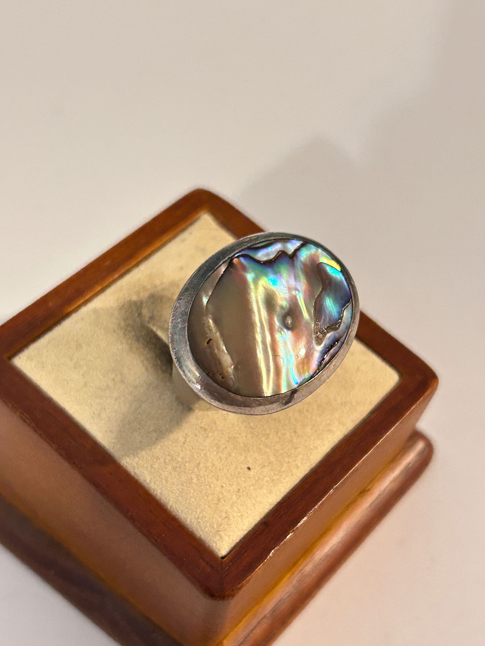 Vintage Sterling Silver Abalone Modernist Ring Sz 8: Vintage Sterling Silver Abalone Modernist Ring Sz 8 Please view all photos as they are part of the description and condition of this Item, Feel free to contact me with questions or picture requests! U