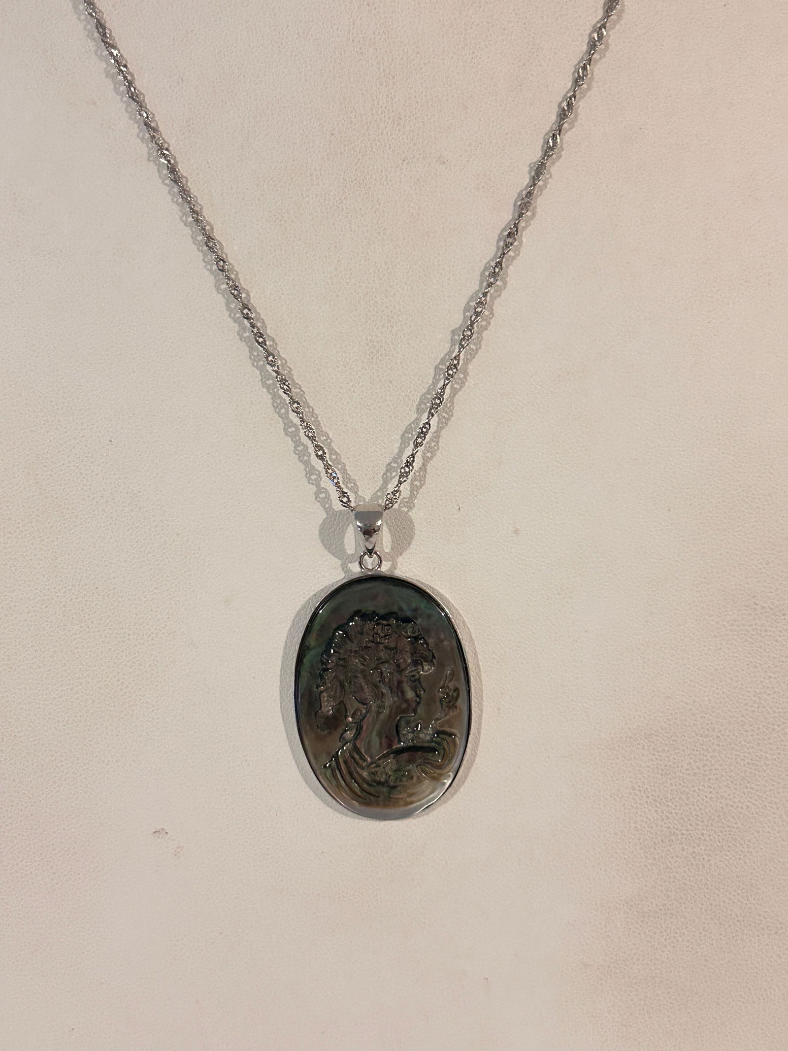 Vintage Sterling Silver Cameo Abalone Pendant Necklace sz 20": Vintage Sterling Silver Cameo Abalone Pendant Necklace sz 20" Please view all photos as they are part of the description and condition of this Item, Feel free to contact me with questions or picture r
