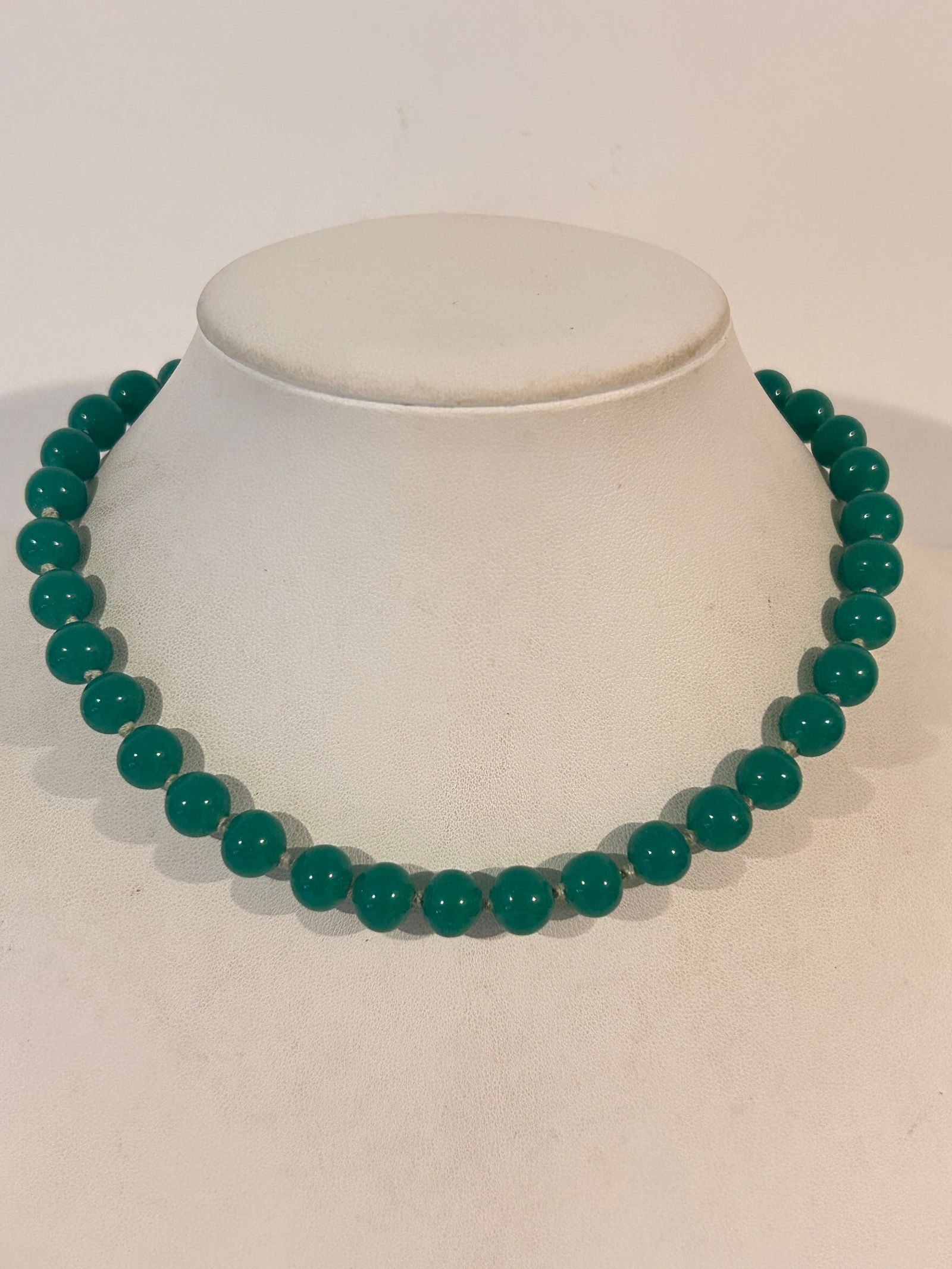 Vintage Sterling Silver Green Glass Bead Necklace Silver Clasp sz 15": Vintage Sterling Silver Green Glass Bead Necklace Silver Clasp sz 15" Please view all photos as they are part of the description and condition of this Item, Feel free to contact me with questions or p