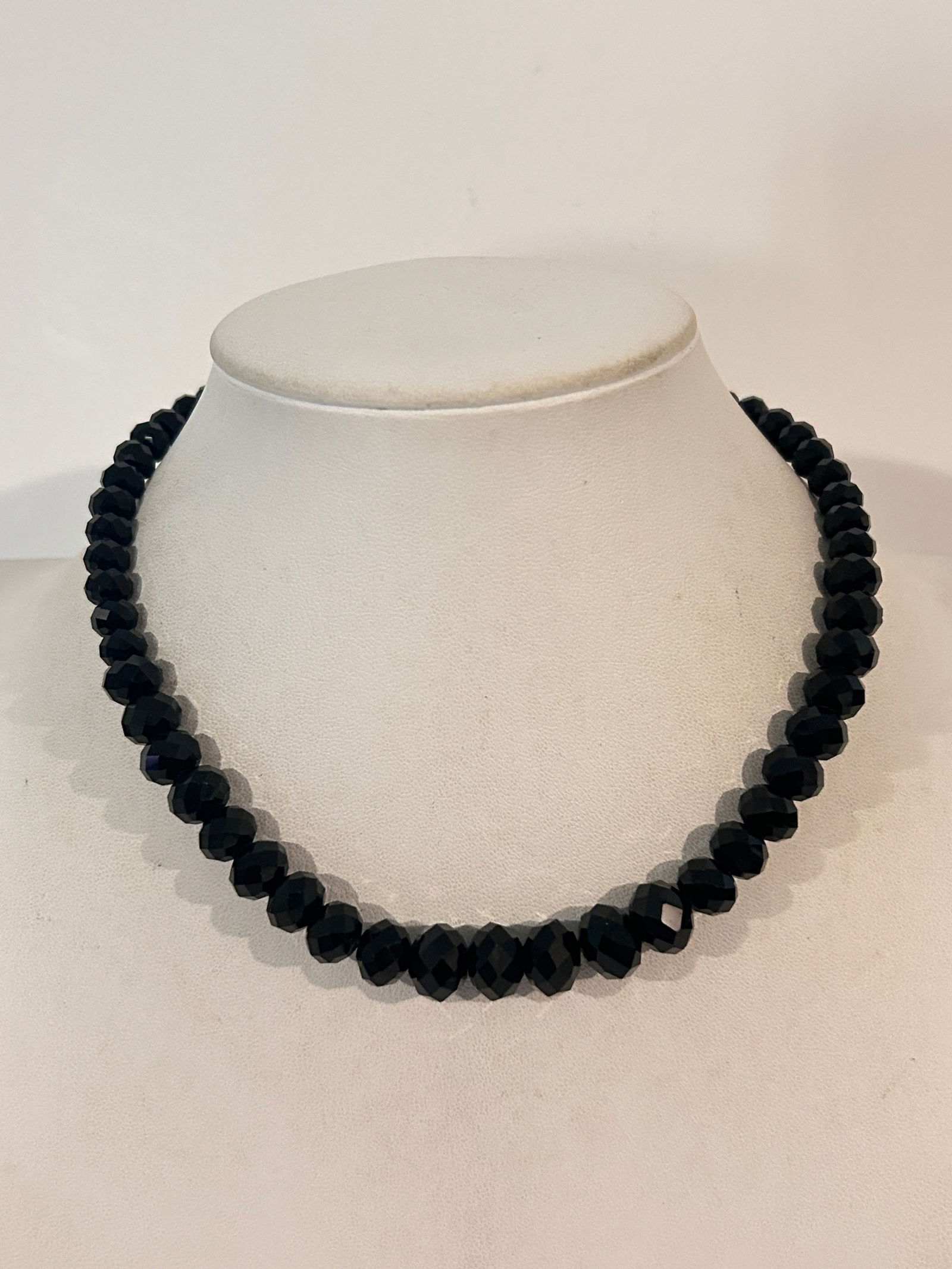 Vintage 1928 Glass Bead Necklace sz 14": Vintage 1928 Glass Bead Necklace sz 14" Please view all photos as they are part of the description and condition of this Item, Feel free to contact me with questions or picture requests! Used Item AS