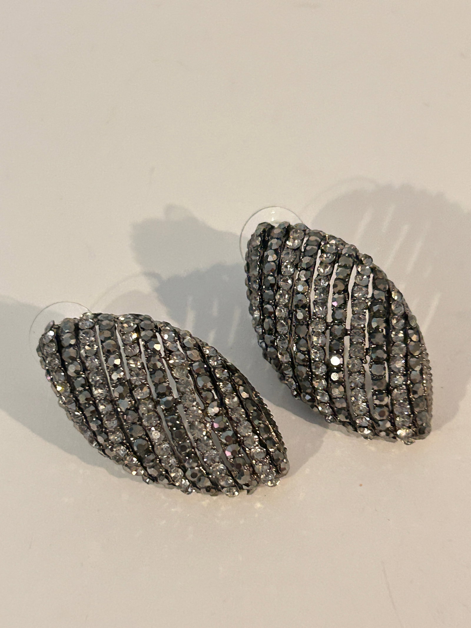 Vintage rhinestone Earrings: Vintage rhinestone Earrings Please view all photos as they are part of the description and condition of this Item, Feel free to contact me with questions or picture requests! Used Item AS IS