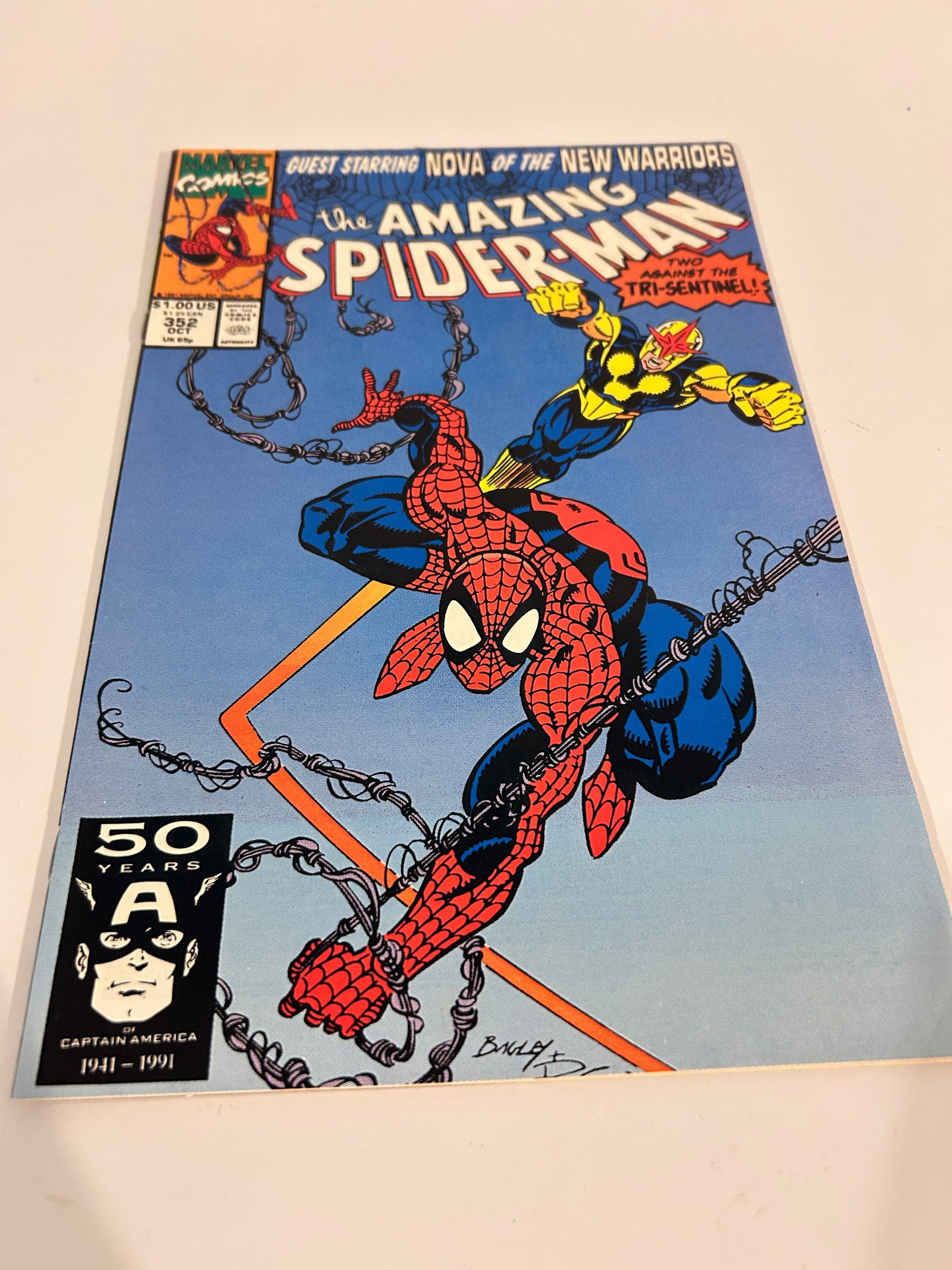 Vintage Comic Book The Amazing Spider-Man # 352: Vintage Comic Book The Amazing Spider-Man # 352 Please view all photos as they are part of the description and condition of this Item, Feel free to contact me with questions or picture requests! Used 