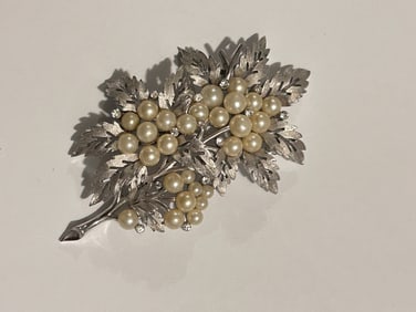Vintage Trifari Silver Tone Flower faux pearl Brooch
