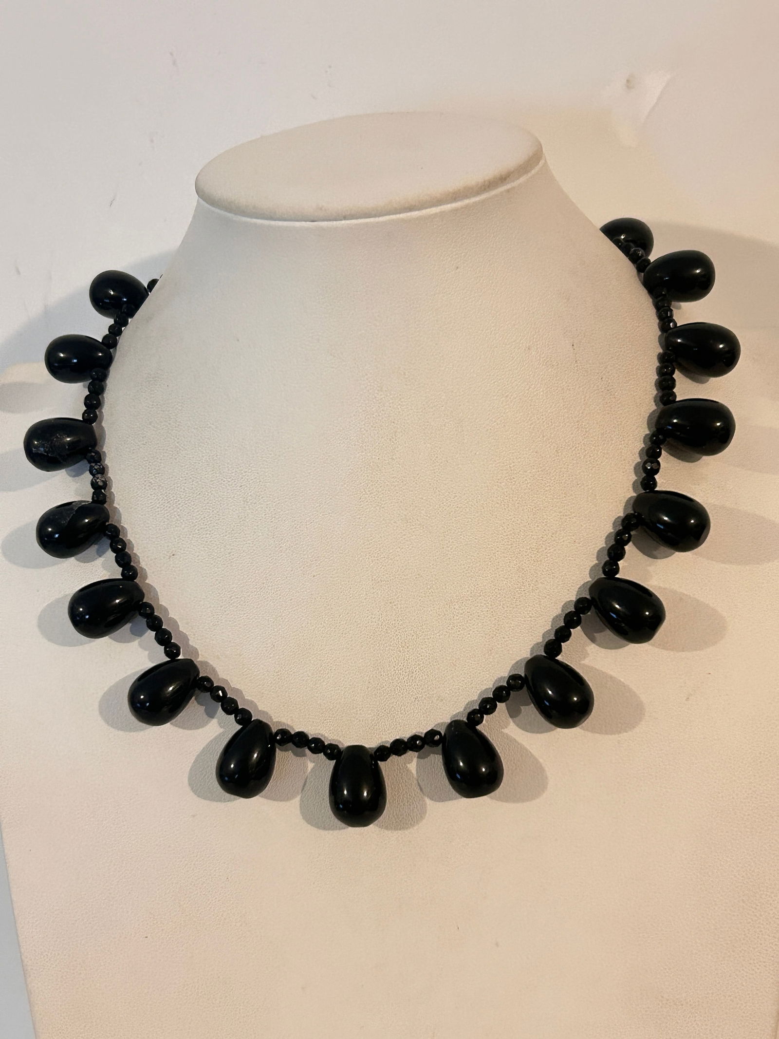 Vintage Black Glass Bead Necklace 17": Vintage Black Glass Bead Necklace 17" Please view all photos as they are part of the description and condition of this Item, Feel free to contact me with questions or picture requests! Used Item AS IS
