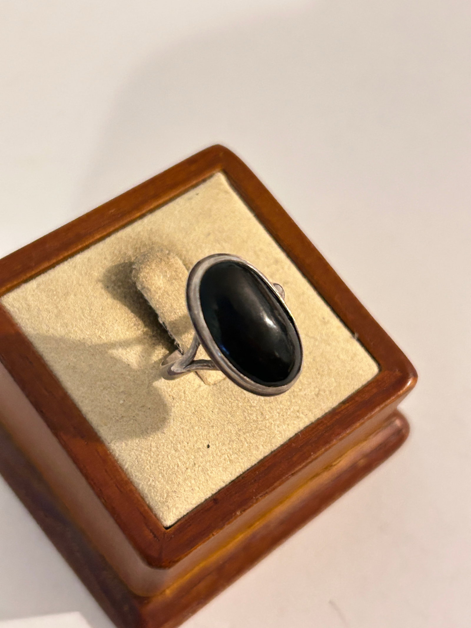 Vintage Sterling Silver onyx Ring sz 9: Vintage Sterling Silver onyx Ring sz 9 Please view all photos as they are part of the description and condition of this Item, Feel free to contact me with questions or picture requests! Used Item AS I