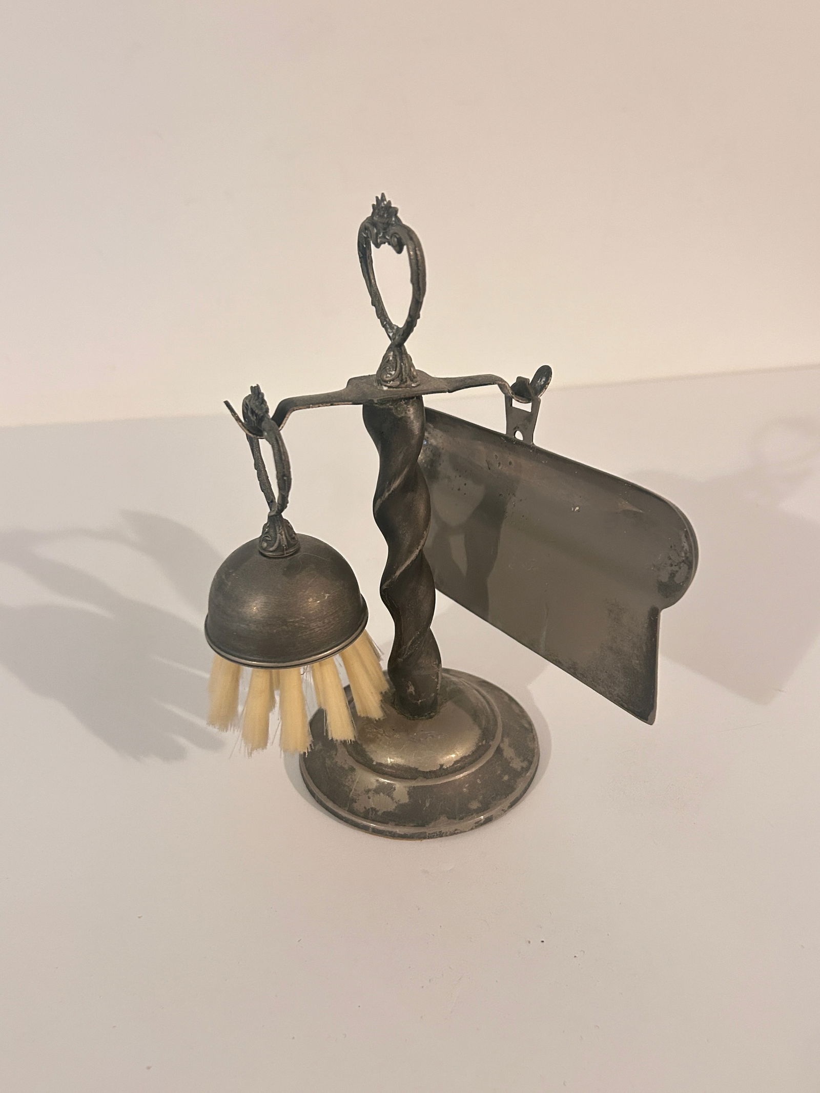 Vintage / Antique Art Deco Table Cleaning Brush & Pan: Vintage / Antique Art Deco Table Cleaning Brush & Pan Please view all photos as they are part of the description and condition of this Item, Feel free to contact me with questions or picture requests!