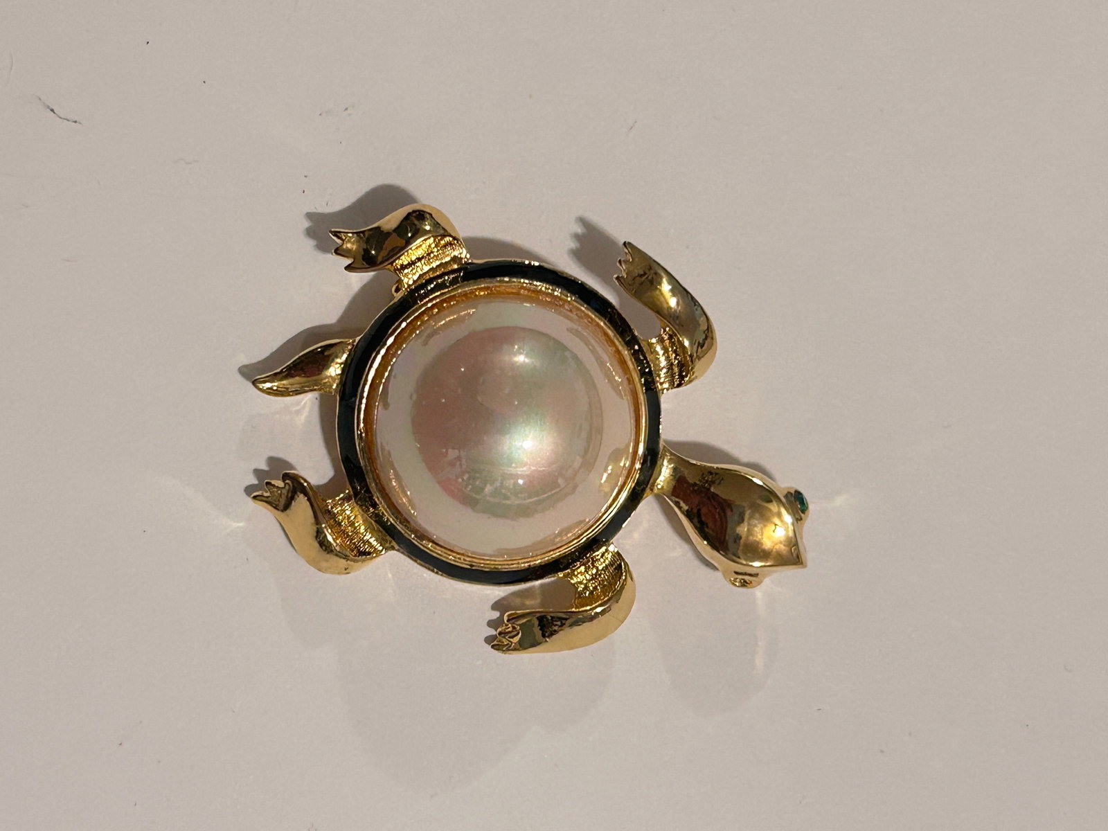 Vintage Faux Pearl Turtle Brooch: Vintage Faux Pearl Turtle Brooch Please view all photos as they are part of the description and condition of this Item, Feel free to contact me with questions or picture requests! Used Item AS IS