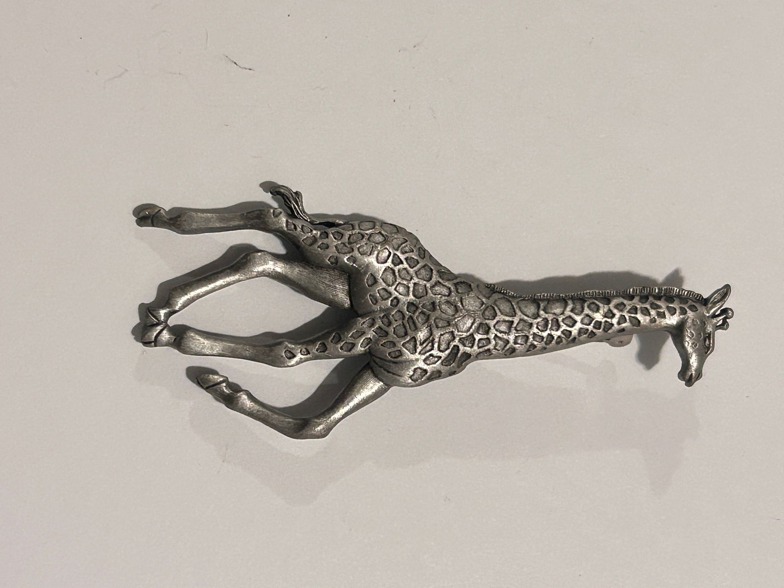 Vintage Signed JJ Jonette Jewelry Giraffe Silver Tone Pewter Look Brooch Pin: Vintage Signed JJ Jonette Jewelry Giraffe Silver Tone Pewter Look Brooch Pin Please view all photos as they are part of the description and condition of this Item, Feel free to contact me with questio
