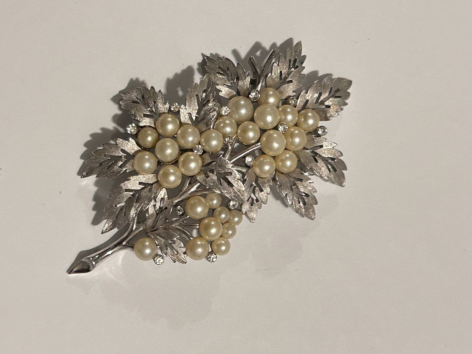 Vintage Trifari Silver Tone Flower faux pearl Brooch: Vintage Trifari Silver Tone Flower faux pearl Brooch Please view all photos as they are part of the description and condition of this Item, Feel free to contact me with questions or picture requests!