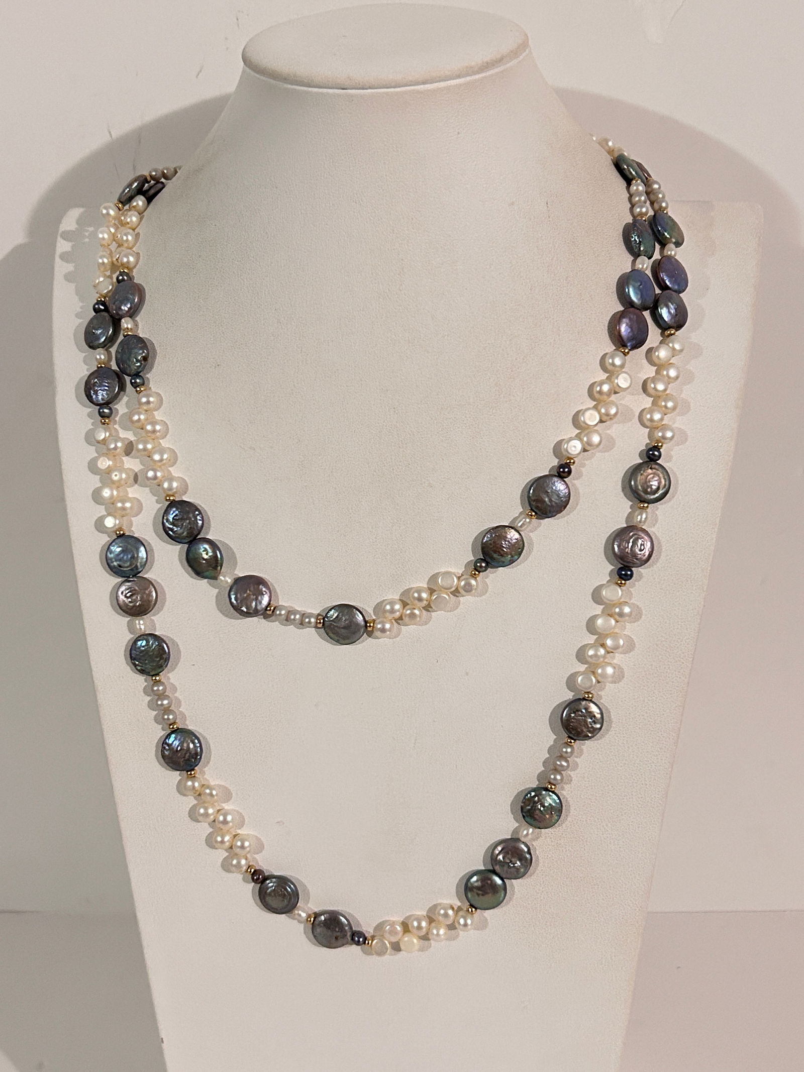 Vintage 14K Gold mother of pearl bead Necklace Sz 50": Item comes exactly as shown Know what you are bidding on. Carefully refer to and examine all photos, ask questions, do research, etc., to determine (Authinticity) . before bidding in order to determin