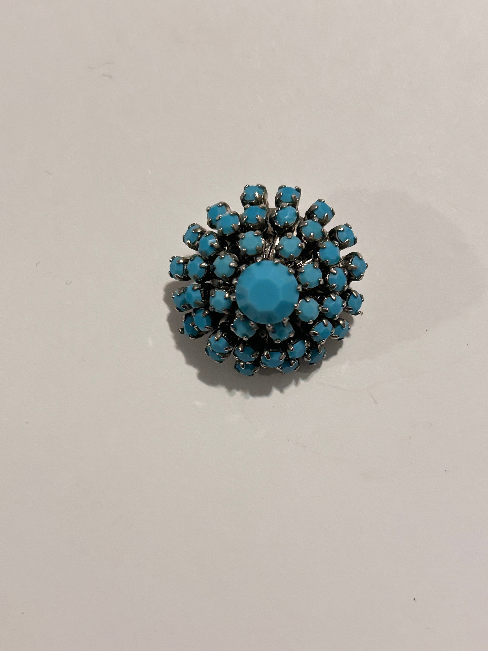 Vintage Acrylic blue Brooch: Vintage Acrylic blue Brooch Please view all photos as they are part of the description and condition of this Item, Feel free to contact me with questions or picture requests! Used Item AS IS