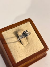 Vintage Roma Sterling Silver hand Ring sz 7
