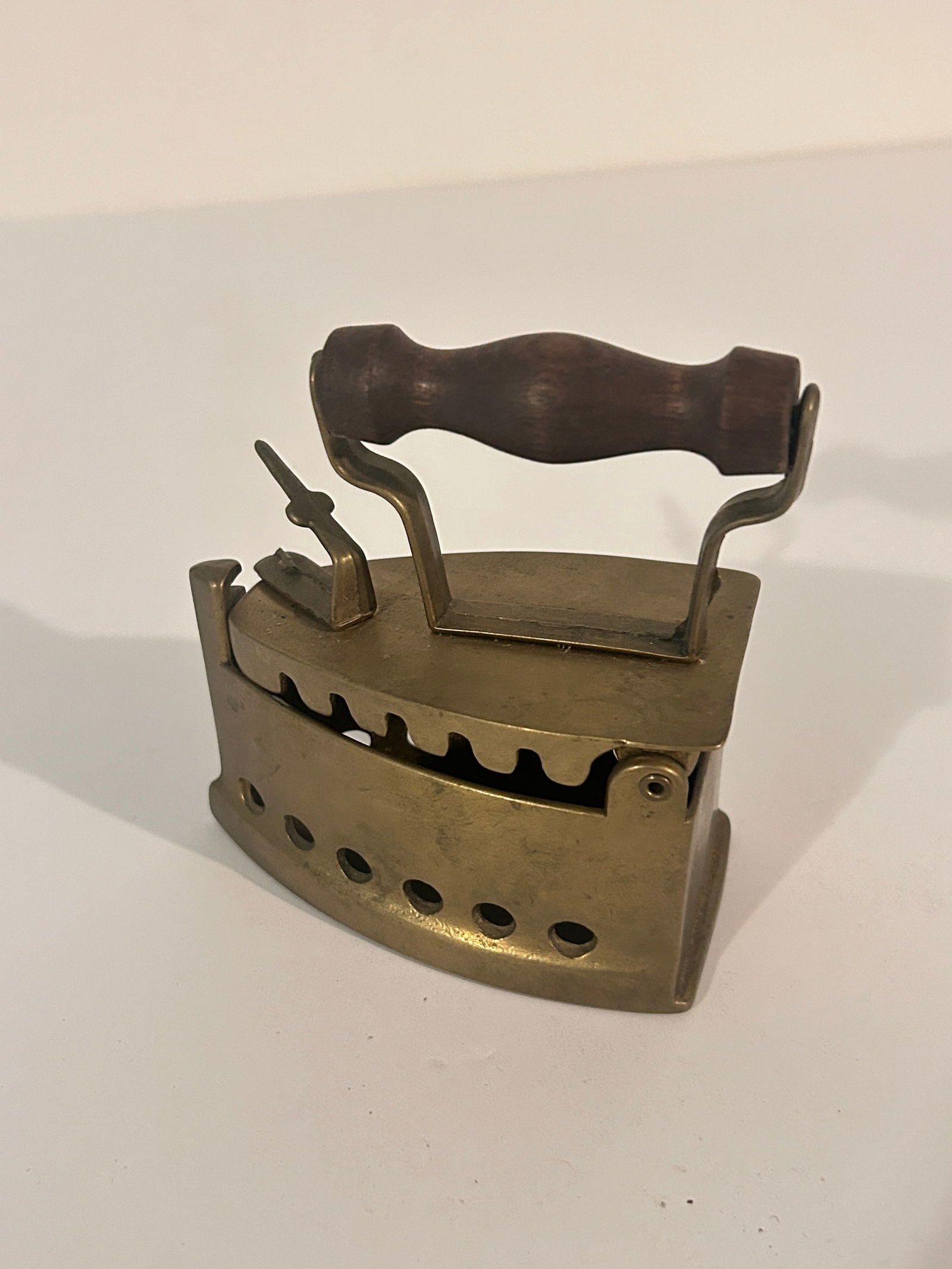 Charming antique brass charcoal iron with lid, collectible (1 of 5)