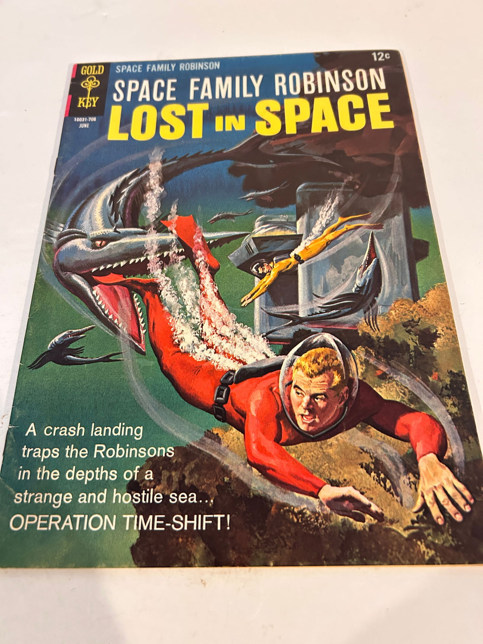 Vintage Comic Book Lost in Space # 22: Vintage Comic Book Lost in Space # 22 Please view all photos as they are part of the description and condition of this Item, Feel free to contact me with questions or picture requests! Used Item AS IS