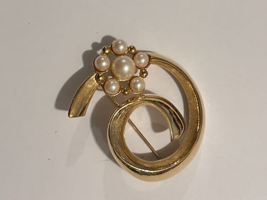 Vintage Gold tone Pearl Brooch