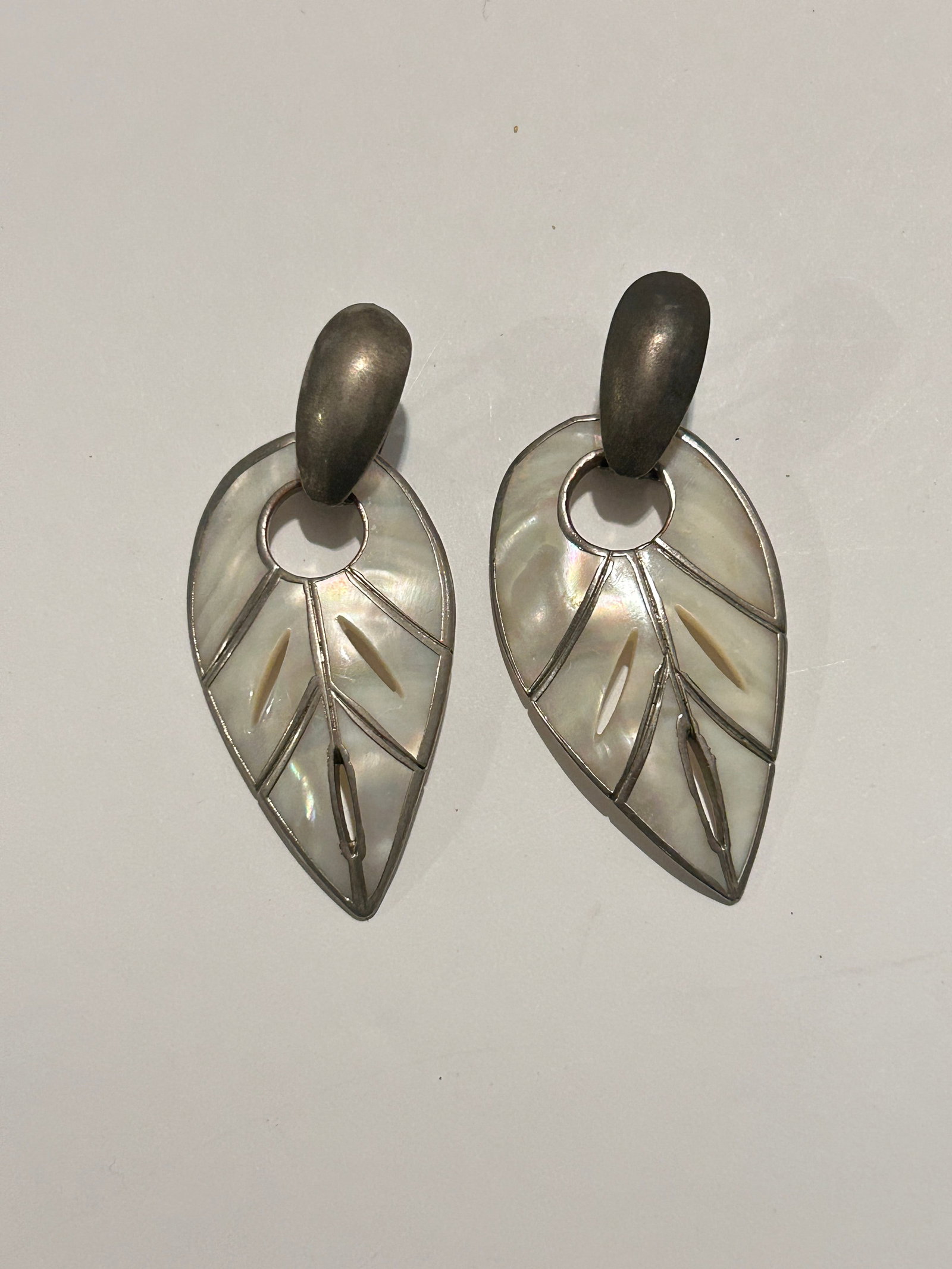 Vintage Mother of pearl Fashion leaf Earrings: Vintage Mother of pearl Fashion leaf Earrings Please view all photos as they are part of the description and condition of this Item, Feel free to contact me with questions or picture requests! Used It