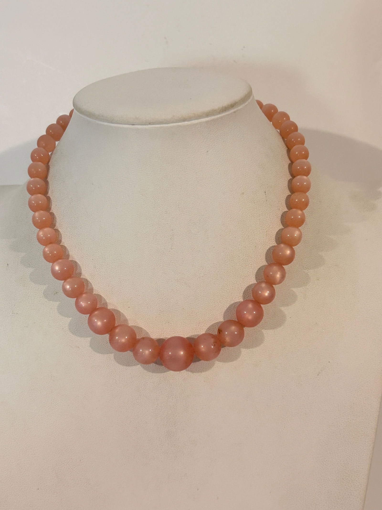 Vintage Pink Acrylic Bead Necklace sz 15": Vintage Pink Acrylic Bead Necklace sz 15" Please view all photos as they are part of the description and condition of this Item, Feel free to contact me with questions or picture requests! Used Item A
