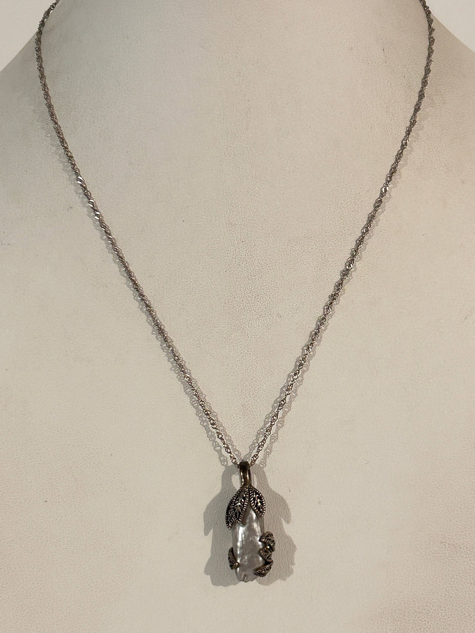 Sterling Silver BBJ Freshwater Baroque Pearl Pendant 18": Sterling Silver BBJ Freshwater Baroque Pearl Pendant 18" Please view all photos as they are part of the description and condition of this Item, Feel free to contact me with questions or picture reques