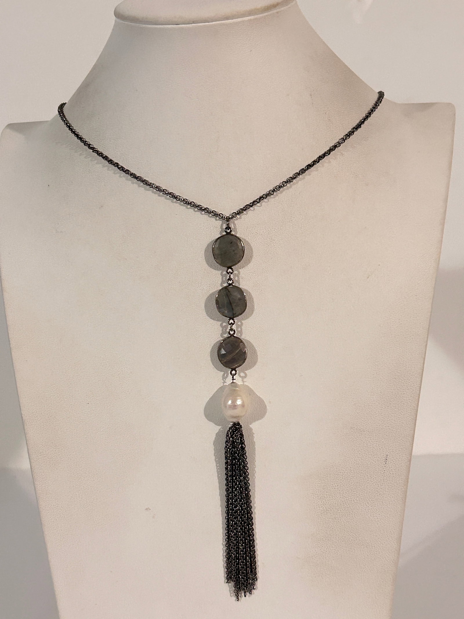 Vintage Sterling Silver Pearl pendant Necklace 30": Vintage Sterling Silver Pearl pendant Necklace 30" Please view all photos as they are part of the description and condition of this Item, Feel free to contact me with questions or picture requests! Us