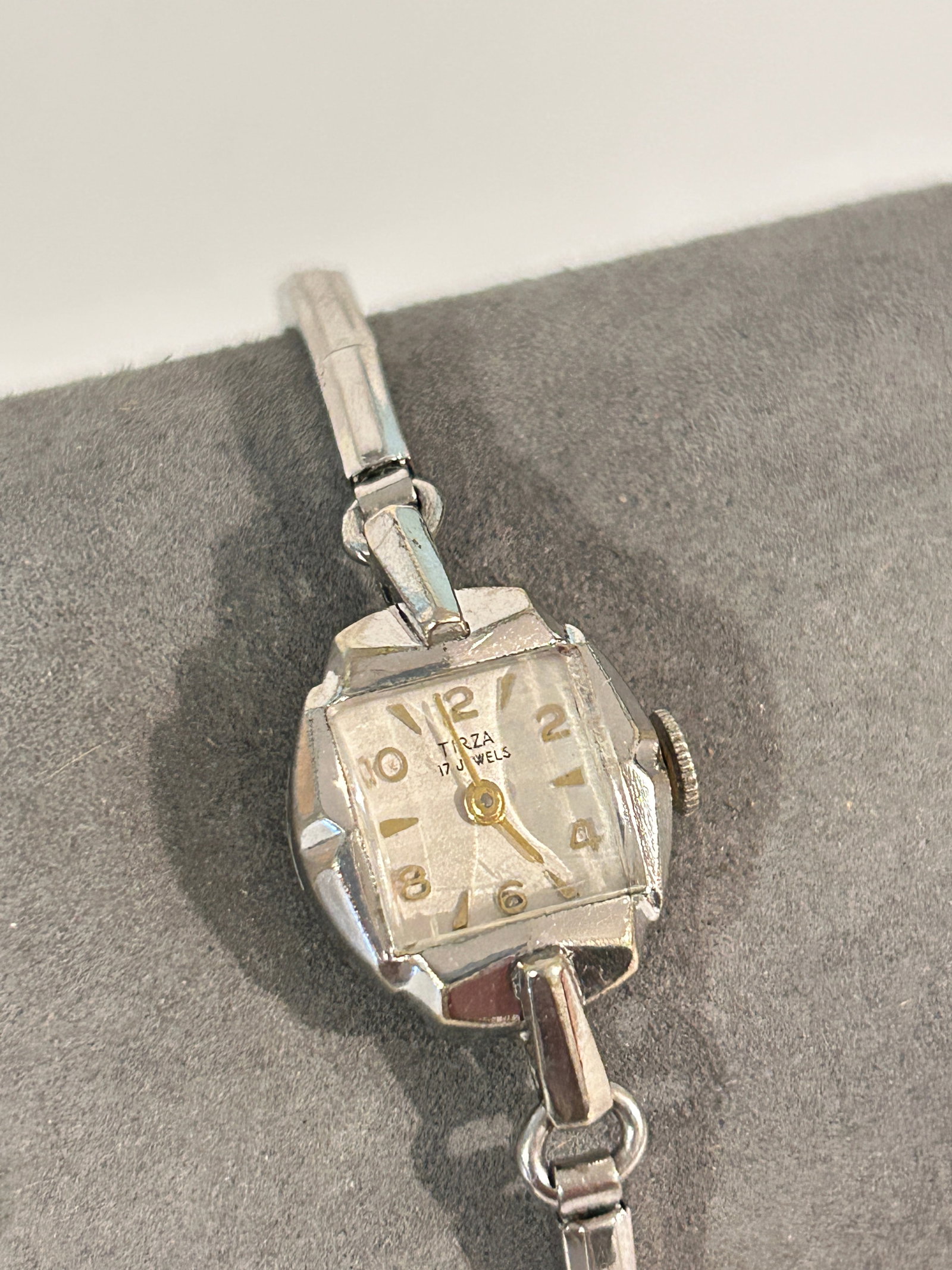 Tirza Wind Up Watch Women 17J White Dial working: Tirza Wind Up Watch Women 17J White Dial working Please view all photos as they are part of the description and condition of this Item, Feel free to contact me with questions or picture requests! Used