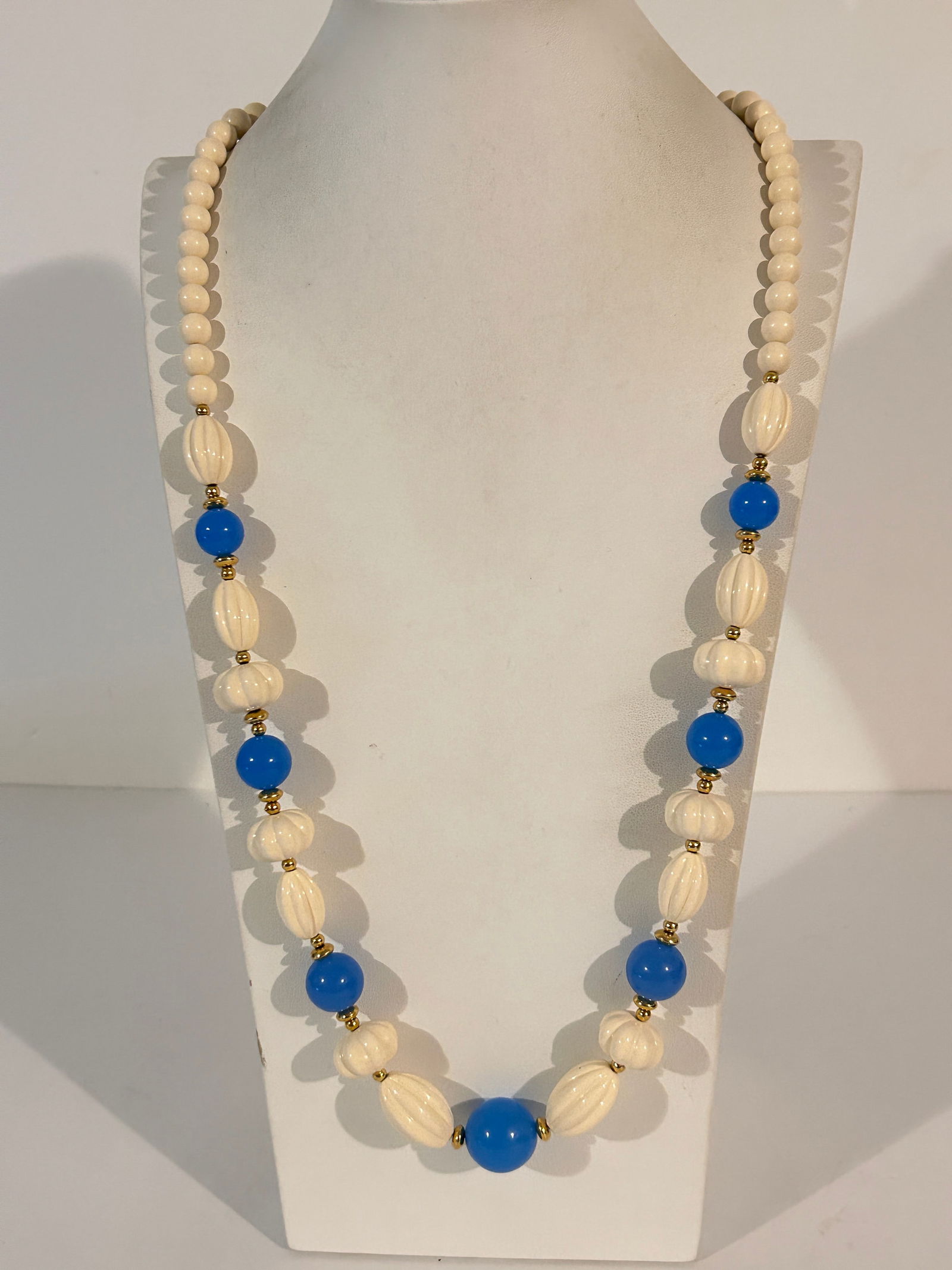 Vintage Trifari Lucite Necklace Graduated Cream Ribbed and Blue Beads Gold Tone 34": Vintage Trifari Lucite Necklace Graduated Cream Ribbed and Blue Beads Gold Tone 34" Please view all photos as they are part of the description and condition of this Item, Feel free to contact me with