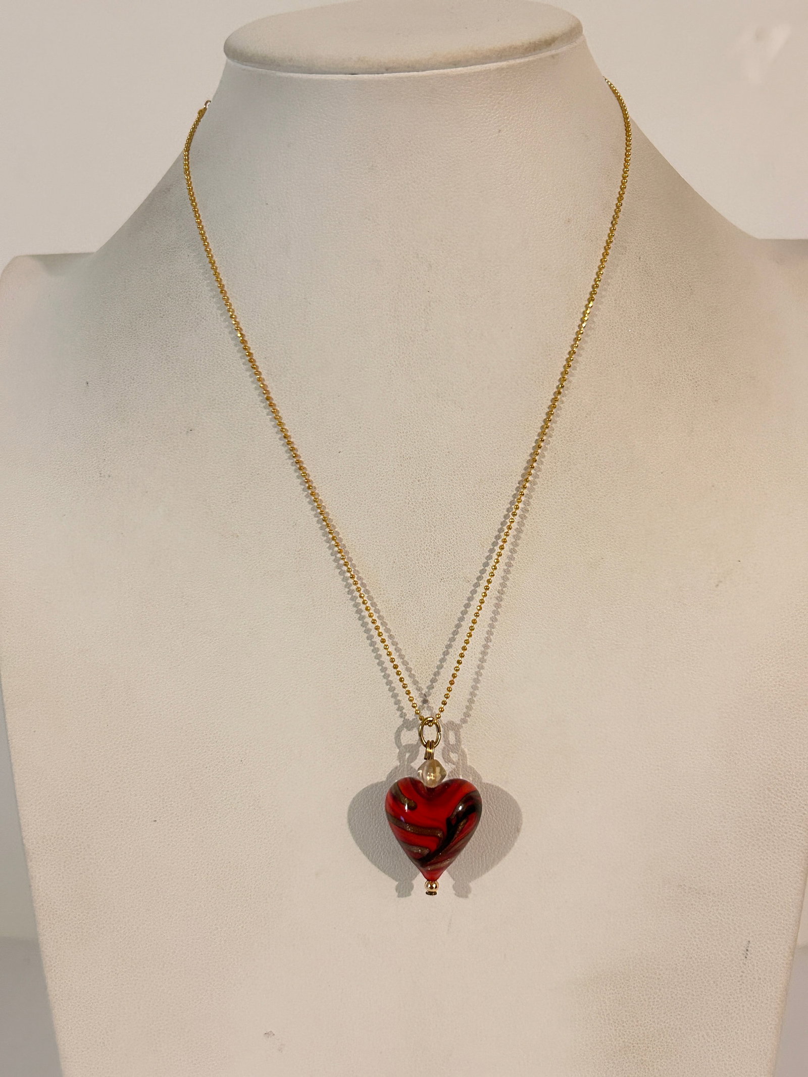 Vintage Murano glass heart pendant necklace on a gold-tone chain 18": Vintage Murano glass heart pendant necklace on a gold-tone chain 18" Please view all photos as they are part of the description and condition of this Item, Feel free to contact me with questions or pi