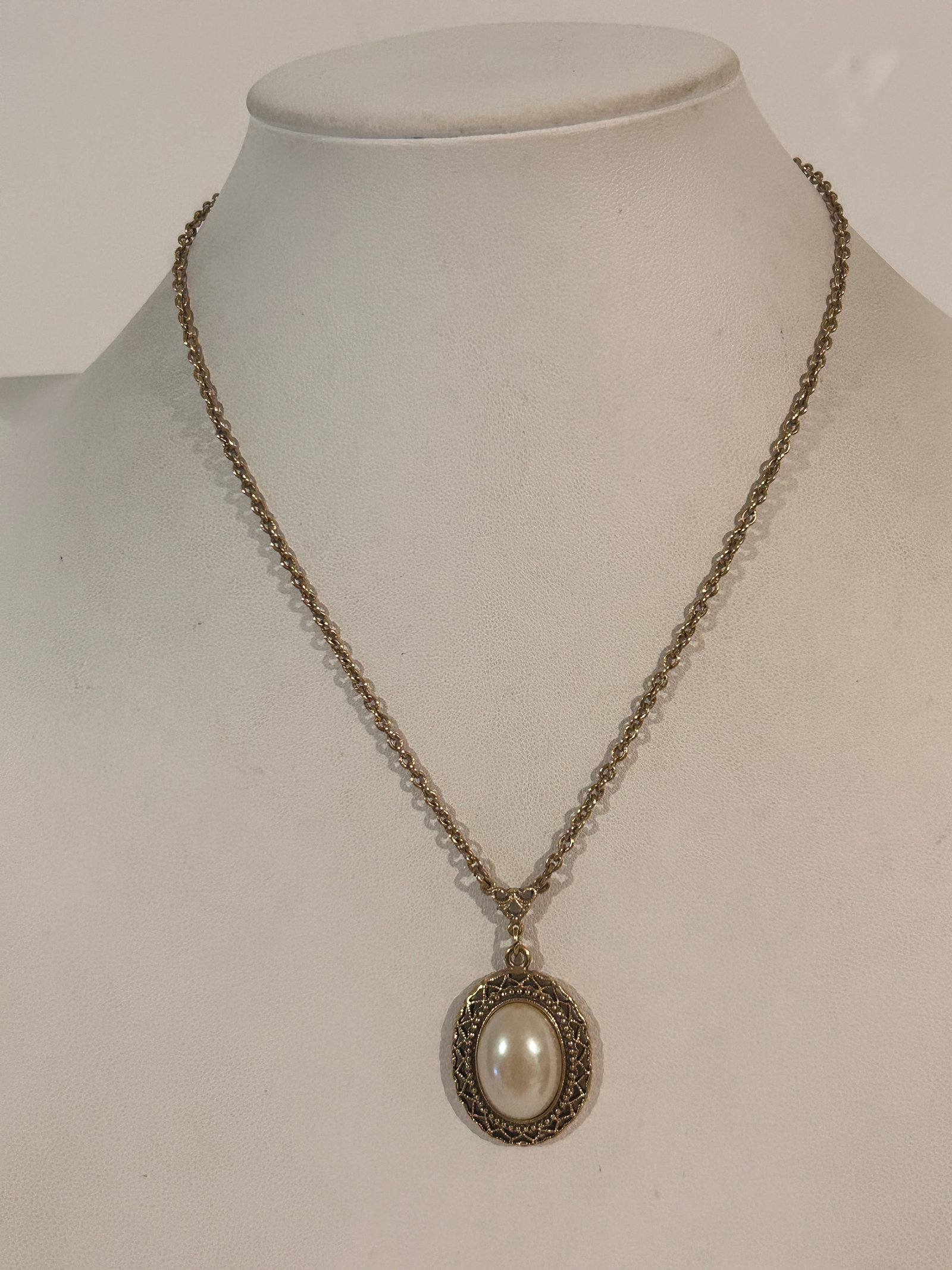 Vintage 1928 Faux Pearl Necklace 16": Vintage 1928 Faux Pearl Necklace 16" Please view all photos as they are part of the description and condition of this Item, Feel free to contact me with questions or picture requests! Used Item AS IS