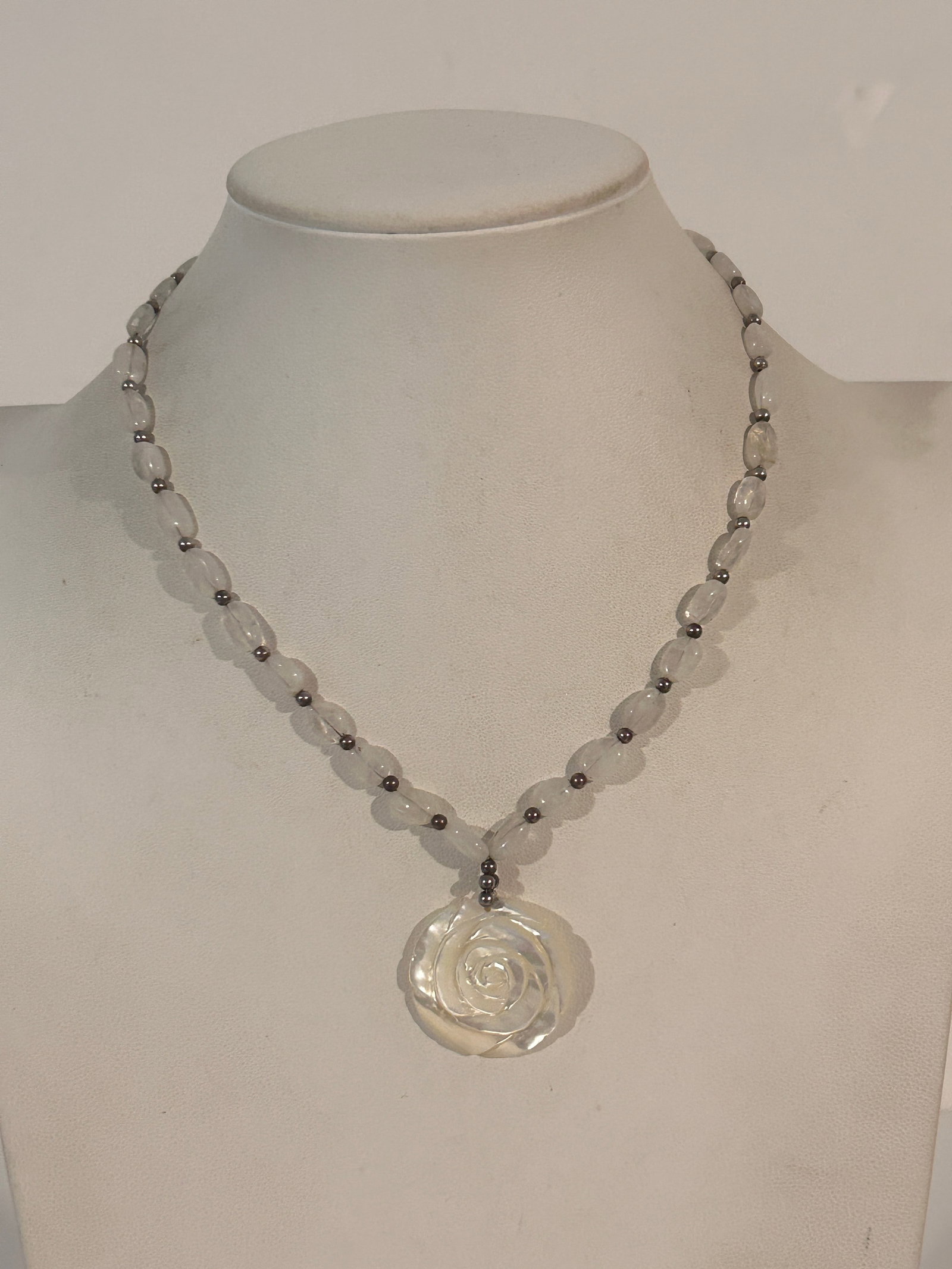 Vintage Sterling Silver mother of pearl pendant floral Necklace: Vintage Sterling Silver mother of pearl pendant floral Necklace Please view all photos as they are part of the description and condition of this Item, Feel free to contact me with questions or picture