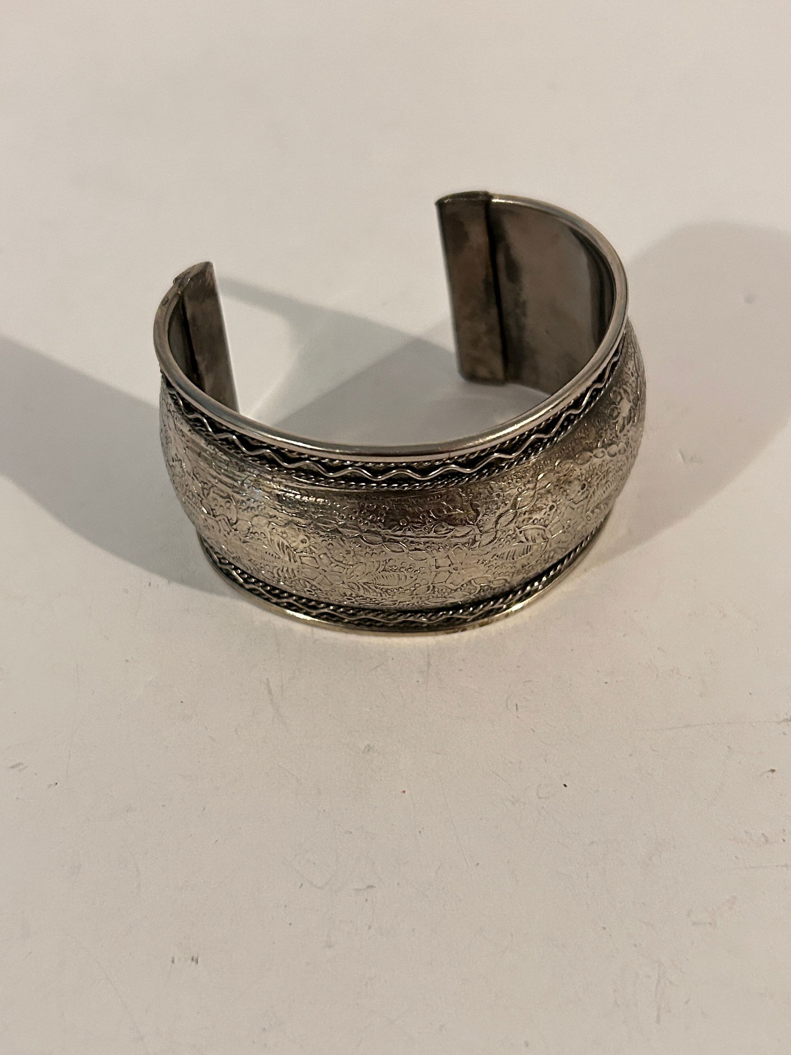 Vintage cuff bracelet with a textured or engraved pattern 7": Vintage cuff bracelet with a textured or engraved pattern 7" Please view all photos as they are part of the description and condition of this Item, Feel free to contact me with questions or picture re