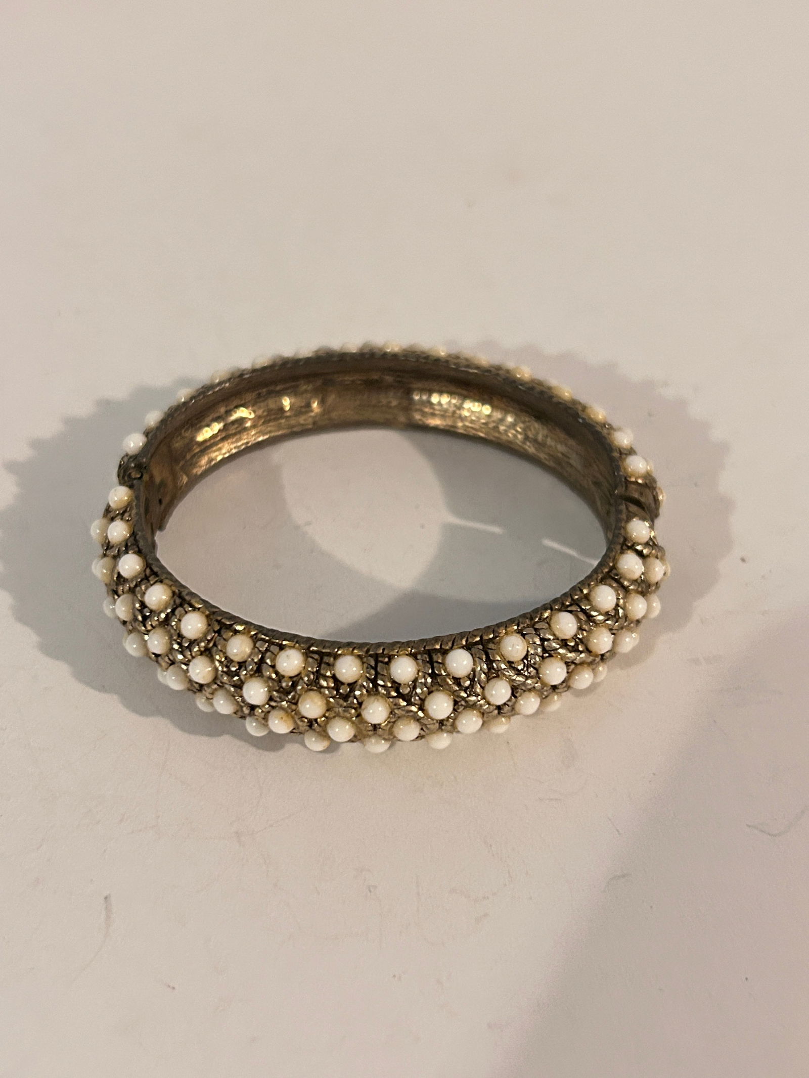 Vintage faux pearl bangle bracelet goldtone hinged missing two stones 7" (1 of 4)