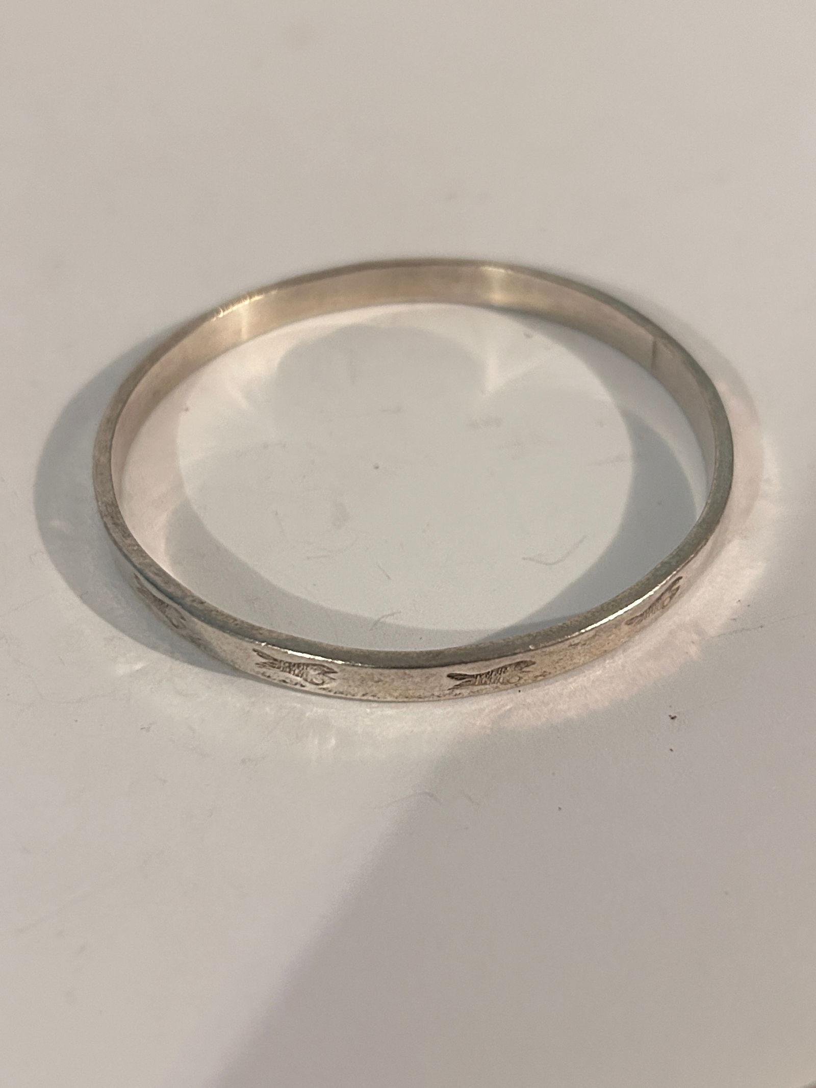 Vintage Silvertone fish Bracelet 7": Vintage Silvertone fish Bracelet 7" Please view all photos as they are part of the description and condition of this Item, Feel free to contact me with questions or picture requests! Used Item AS IS