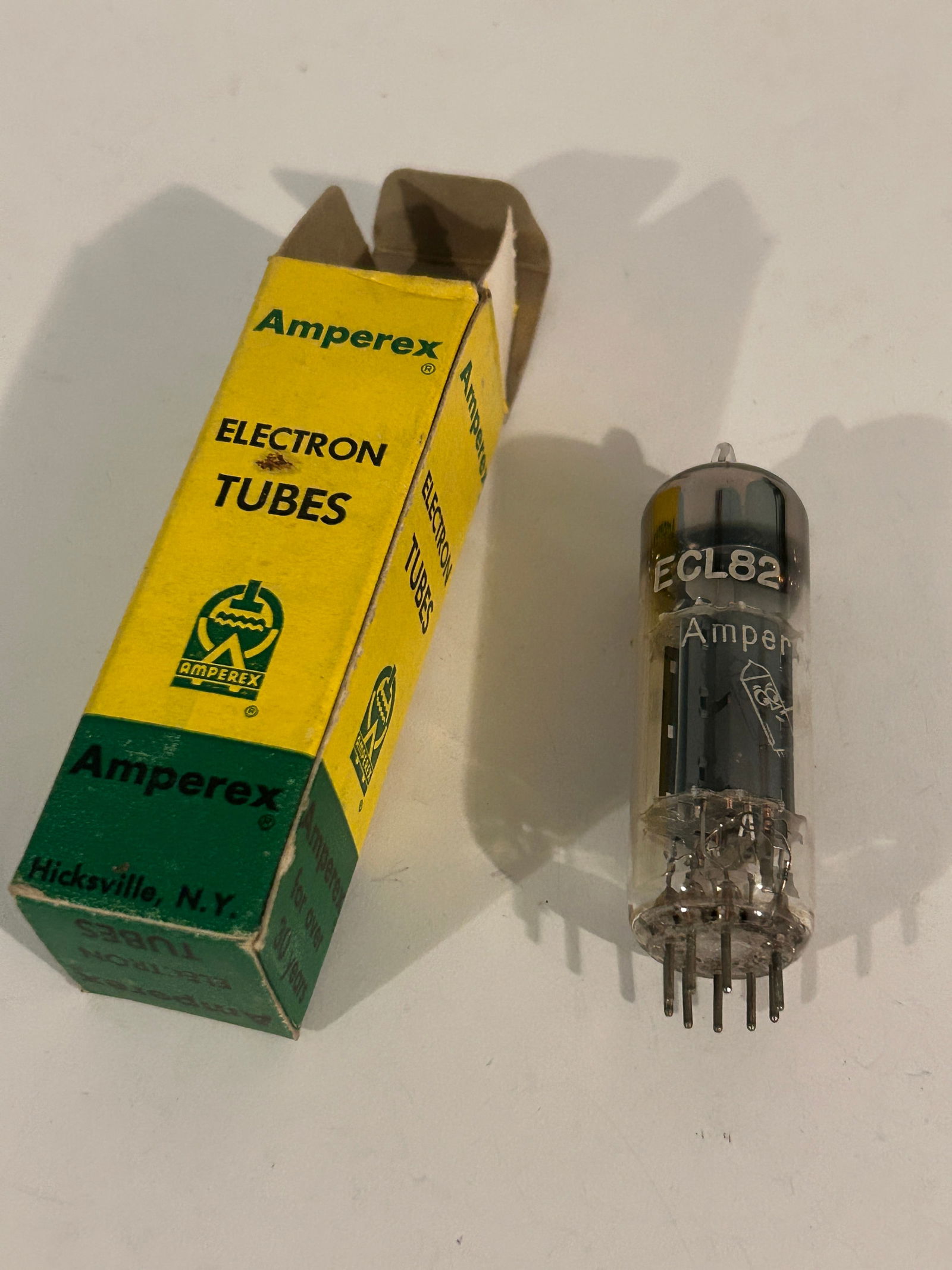 Amperex ECL82 Vintage Vacuum Tube (1 of 5)