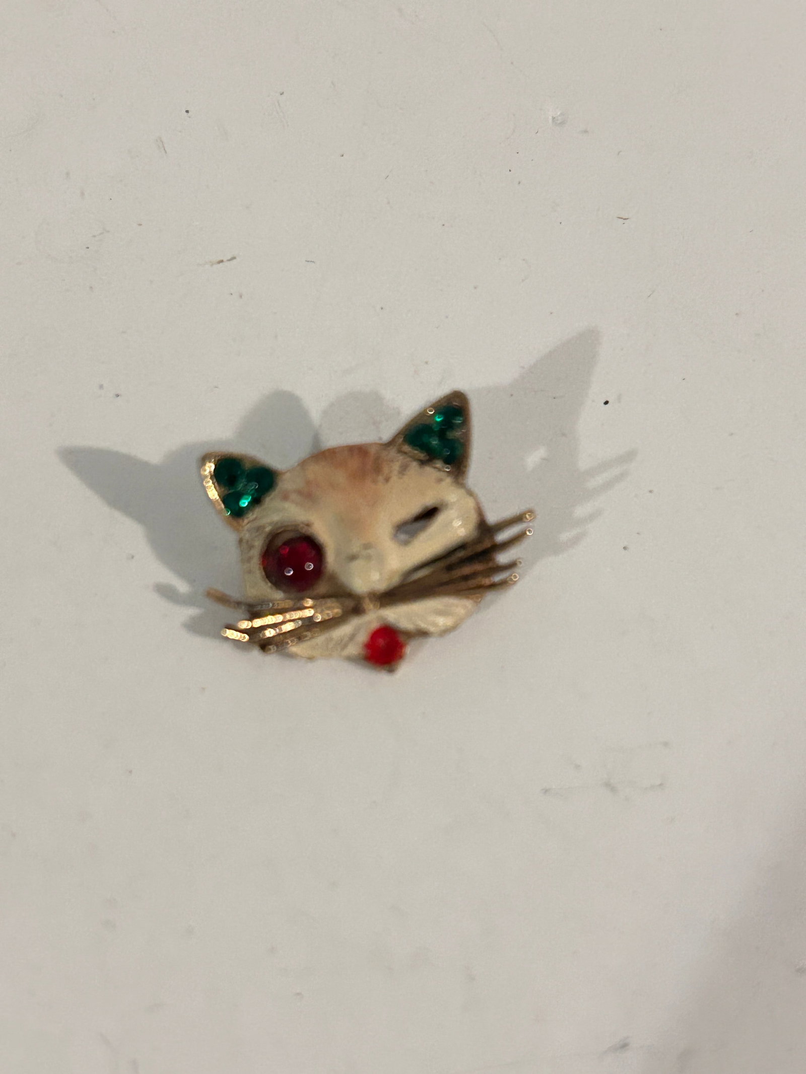 Vintage one eye cat enamel Brooch: Vintage one eye cat enamel Brooch Please view all photos as they are part of the description and condition of this Item, Feel free to contact me with questions or picture requests! Used Item AS IS