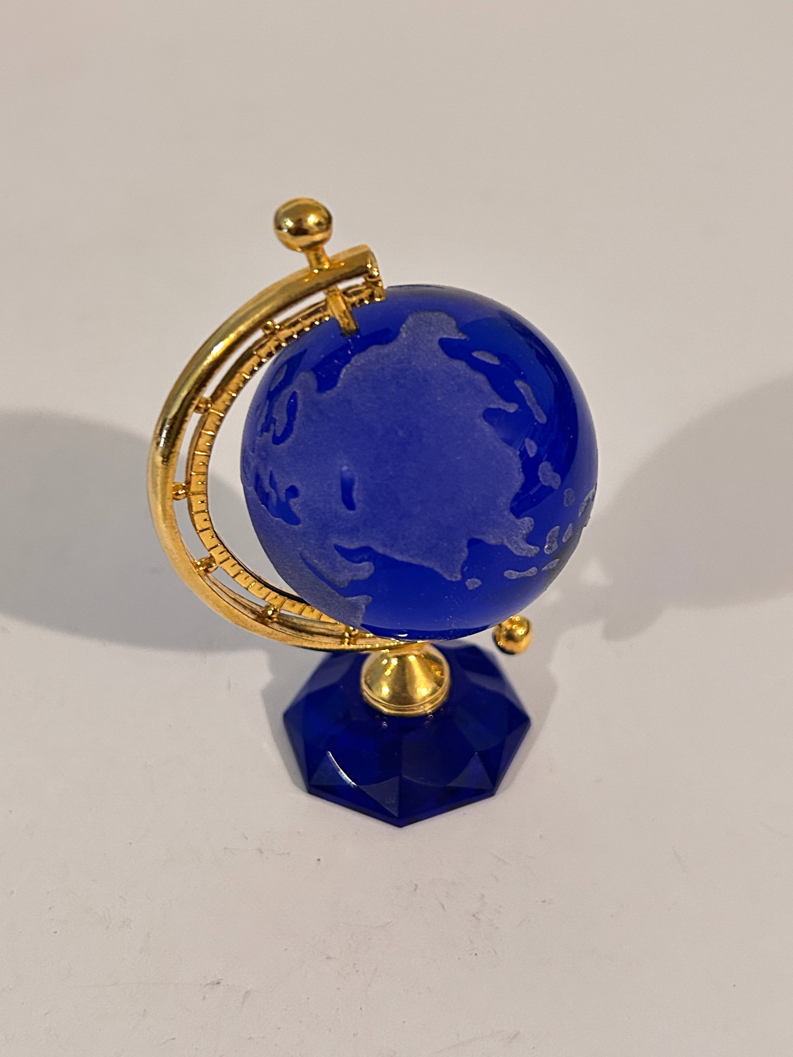 Vintage Blue Cut Glass Globe Paper Weight: Vintage Blue Cut Glass Globe Paper Weight Please view all photos as they are part of the description and condition of this Item, Feel free to contact me with questions or picture requests! Used Item A