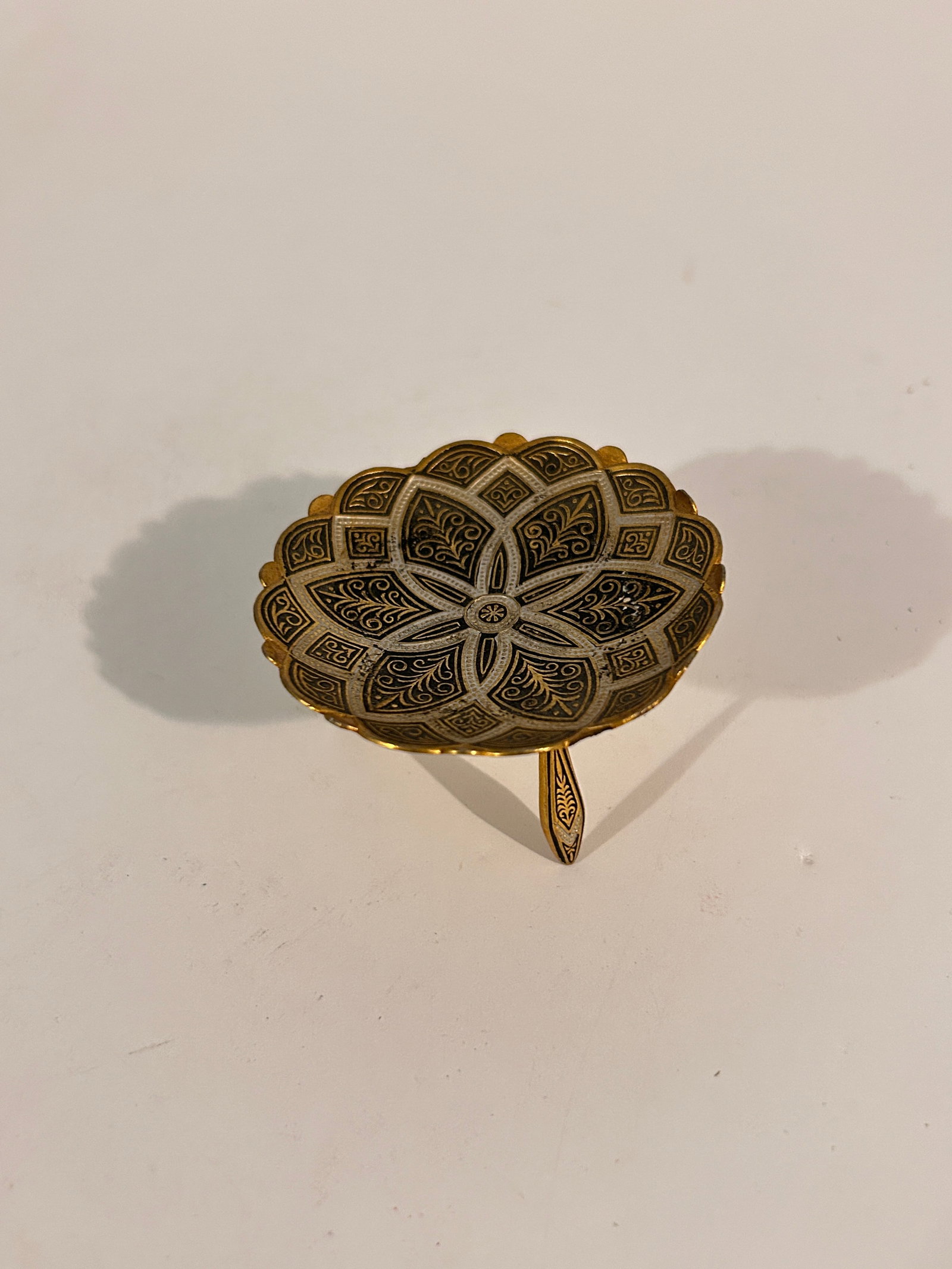 Vintage, footed Damascene mini trinket dish 2 1/2": Vintage, footed Damascene mini trinket dish 2 1/2" Please view all photos as they are part of the description and condition of this Item, Feel free to contact me with questions or picture requests! Us