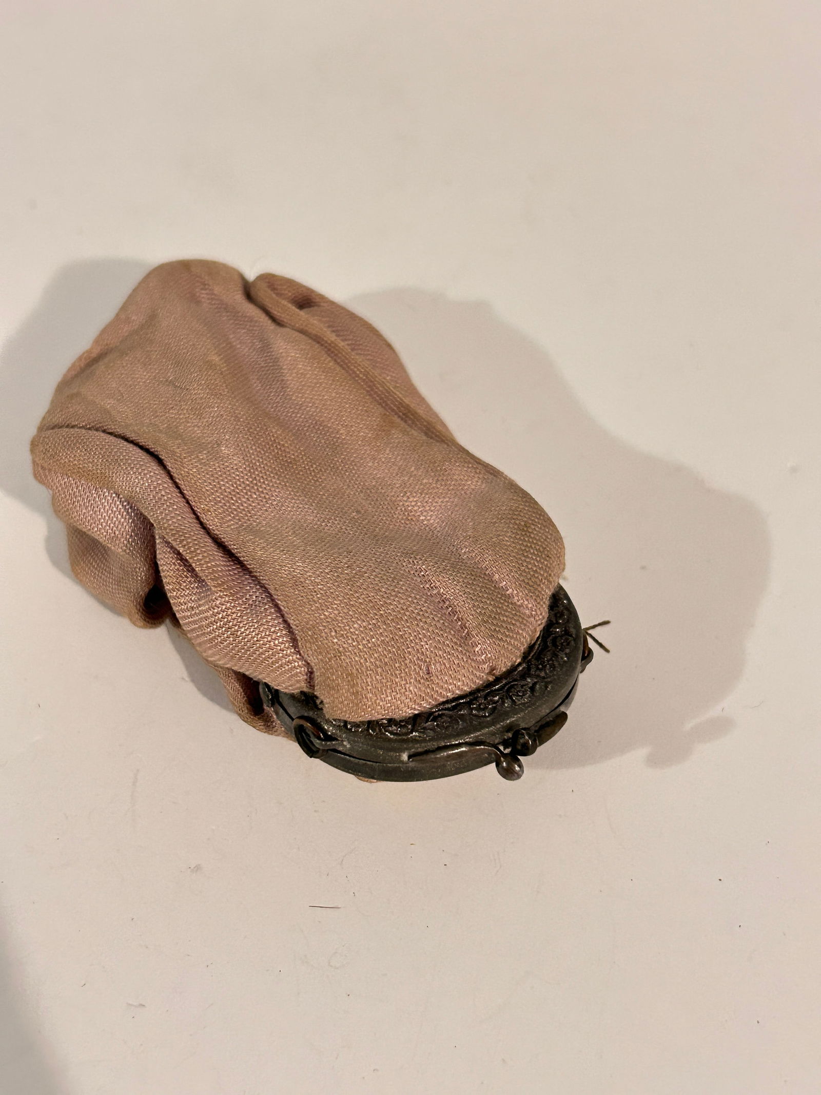 Vintage fabric coin purse with an ornate metal clasp.: Vintage fabric coin purse with an ornate metal clasp. Please view all photos as they are part of the description and condition of this Item, Feel free to contact me with questions or picture requests!