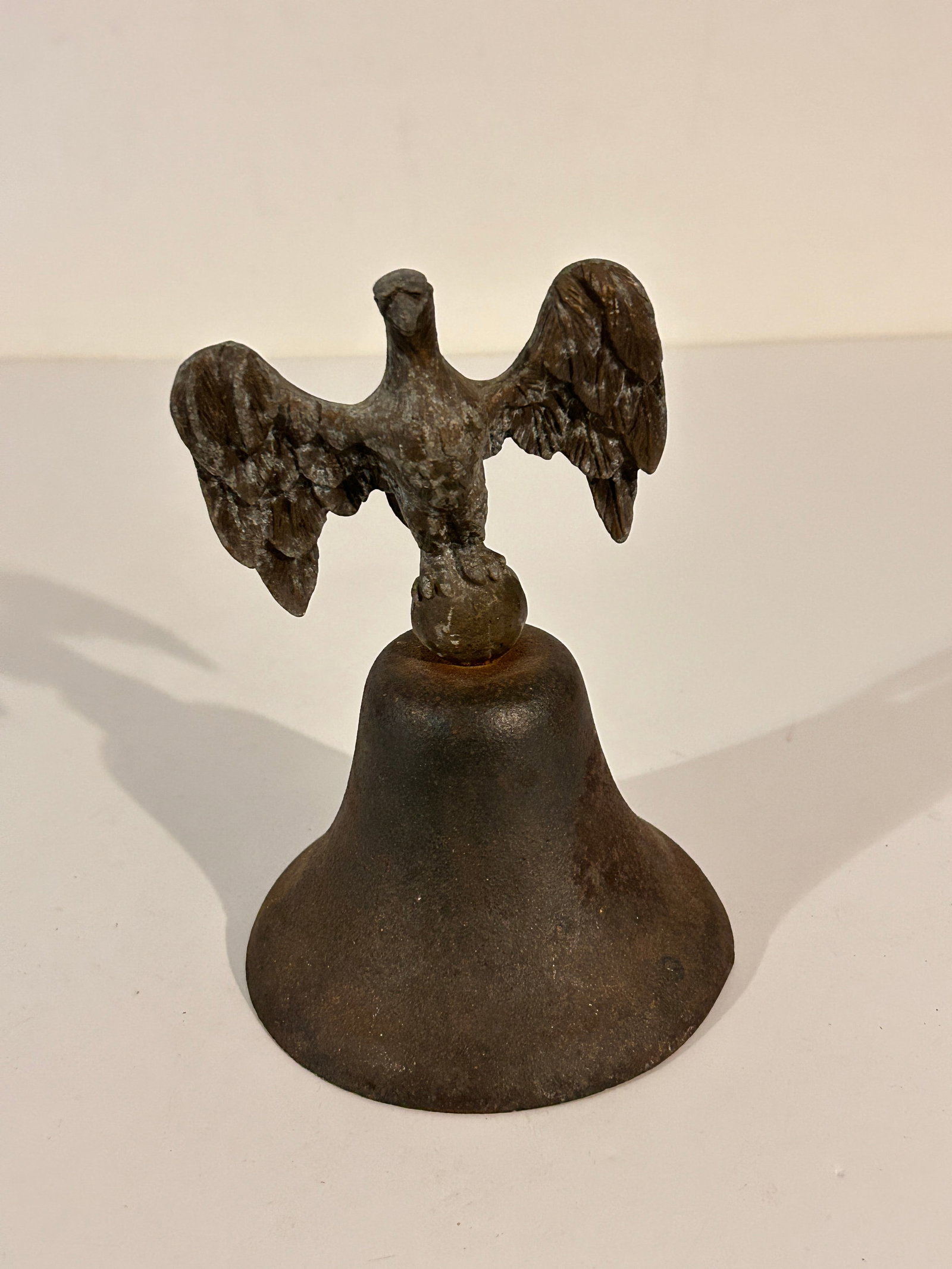 Antuque handheld dinner bell iron eagle about 7" tall and 4.5 dia: Antuque handheld dinner bell iron eagle about 7" tall and 4.5 dia Please view all photos as they are part of the description and condition of this Item, Feel free to contact me with questions or pictu
