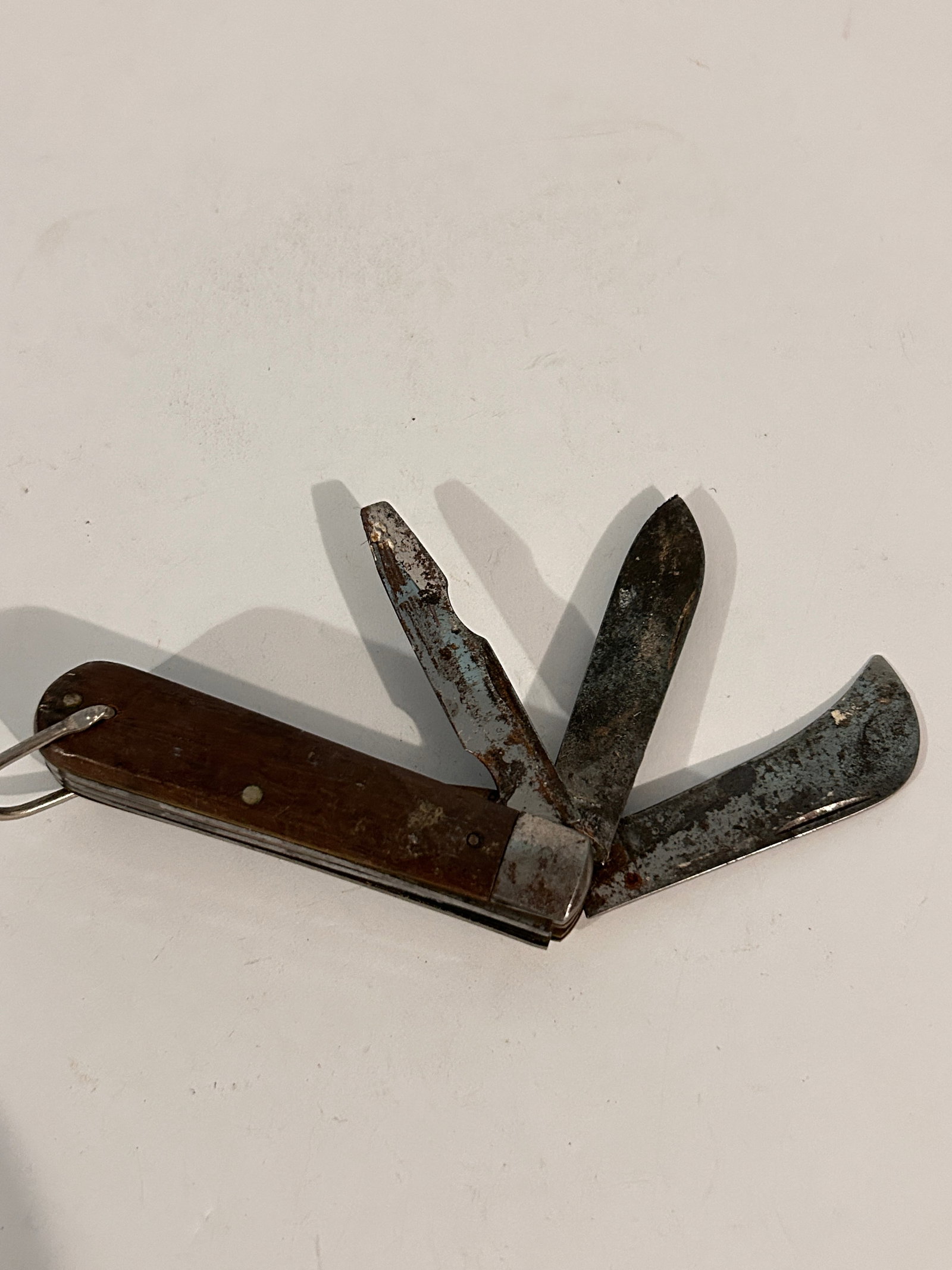 Vintage Colonial Pocket Knife 4 1/4": Vintage Colonial Pocket Knife 4 1/4" Please view all photos as they are part of the description and condition of this Item, Feel free to contact me with questions or picture requests! Used Item AS IS