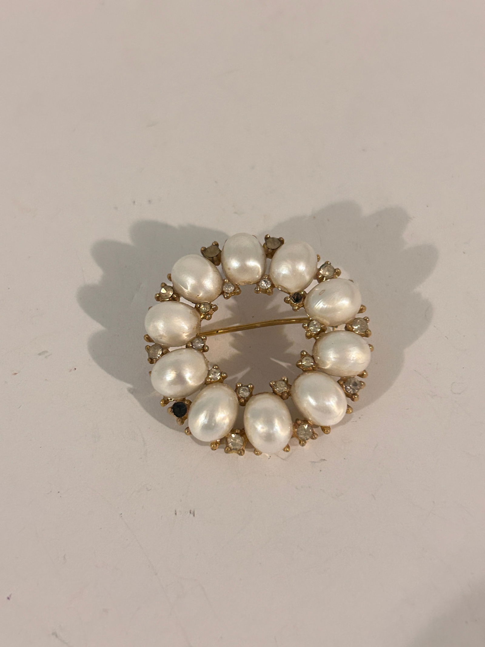 Crown TRIFARI Pearl Cabochon & Rhinestones Wreath Brooch: Crown TRIFARI Pearl Cabochon & Rhinestones Wreath Brooch Please view all photos as they are part of the description and condition of this Item, Feel free to contact me with questions or picture reques