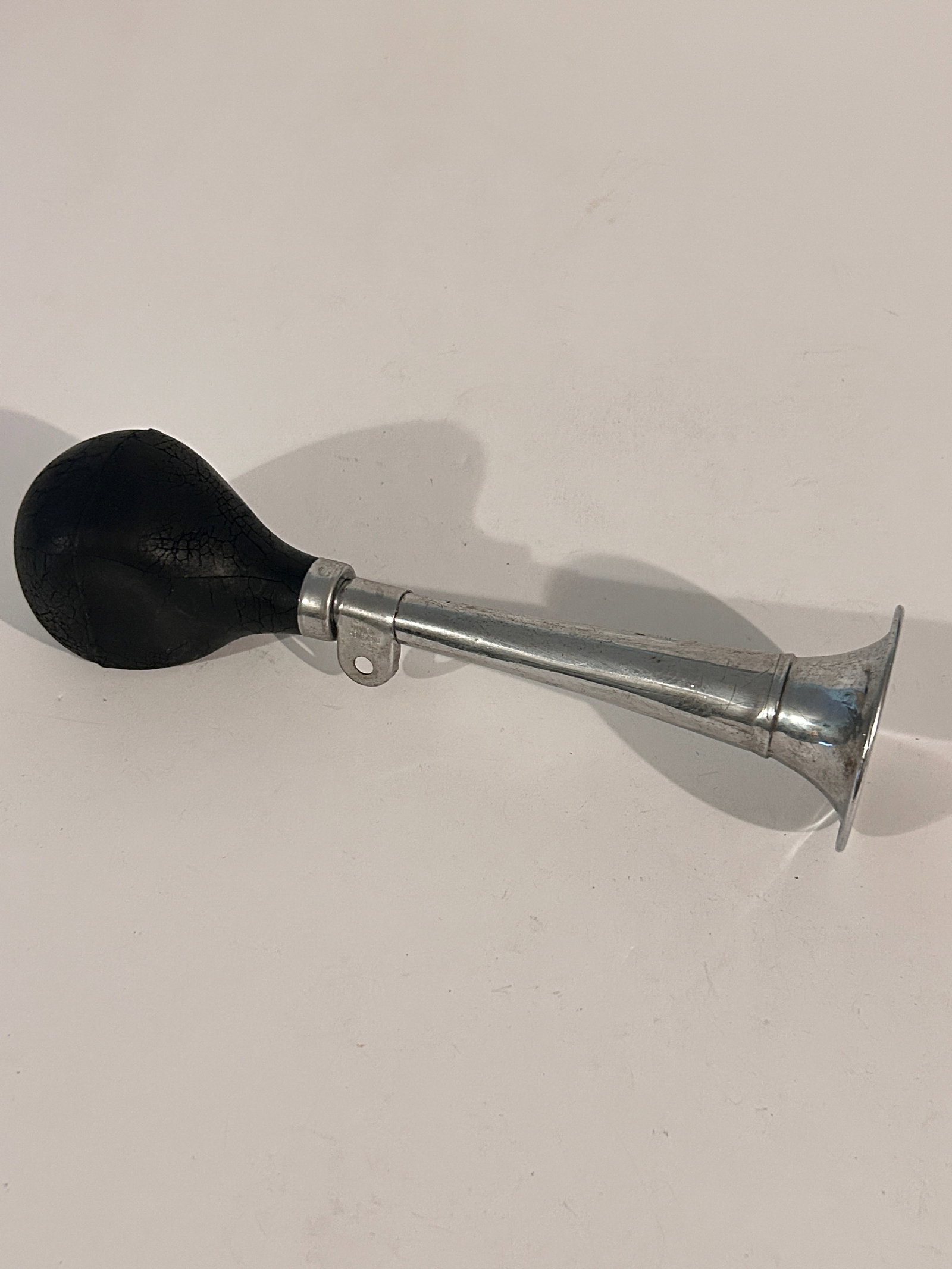 Vintage Condor Bicycle Horn 8 Inch Works Well: Vintage Condor Bicycle Horn 8 Inch Works Well Please view all photos as they are part of the description and condition of this Item, Feel free to contact me with questions or picture requests! Used It