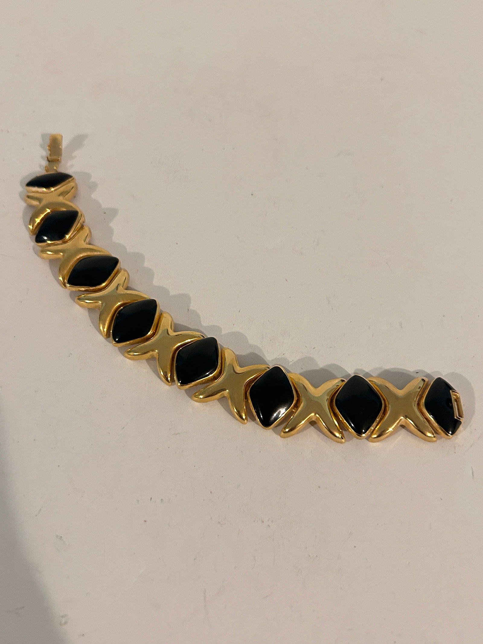 Vintage Gold Tone XOXO Bracelet 7": Vintage Gold Tone XOXO Bracelet 7" Please view all photos as they are part of the description and condition of this Item, Feel free to contact me with questions or picture requests! Used Item AS IS