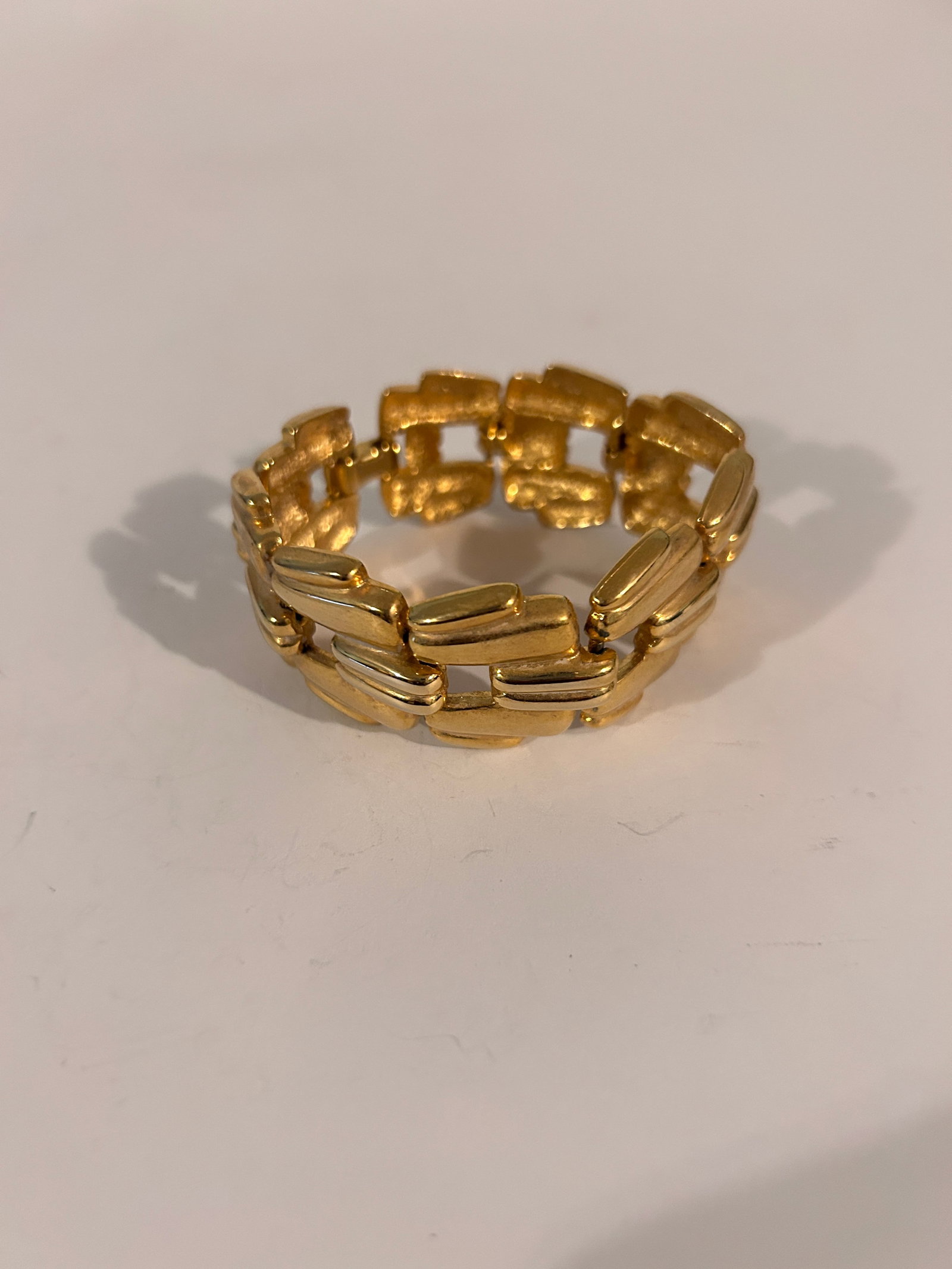 Vintage gold tone Bracelet 7": Vintage gold tone Bracelet 7" Please view all photos as they are part of the description and condition of this Item, Feel free to contact me with questions or picture requests! Used Item AS IS