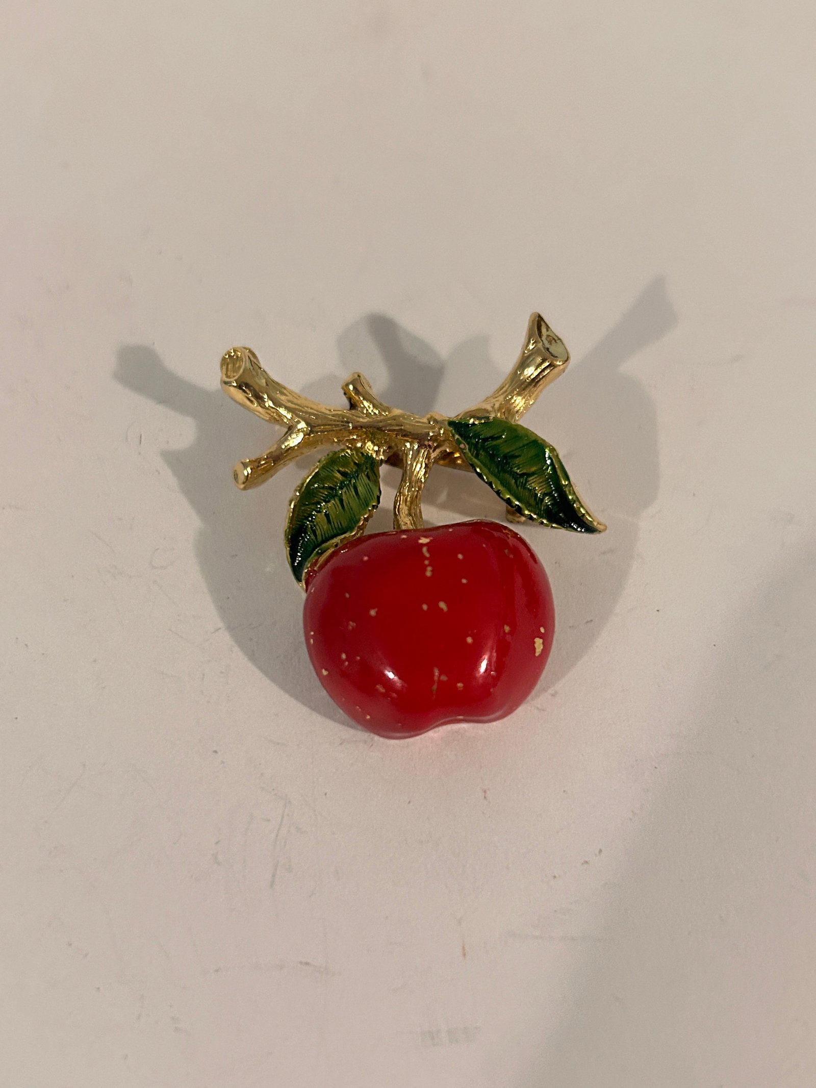 Vintage Gerry’s enamel apple brooch pin: Vintage Gerry’s enamel apple brooch pin Please view all photos as they are part of the description and condition of this Item, Feel free to contact me with questions or picture requests! Used Item A